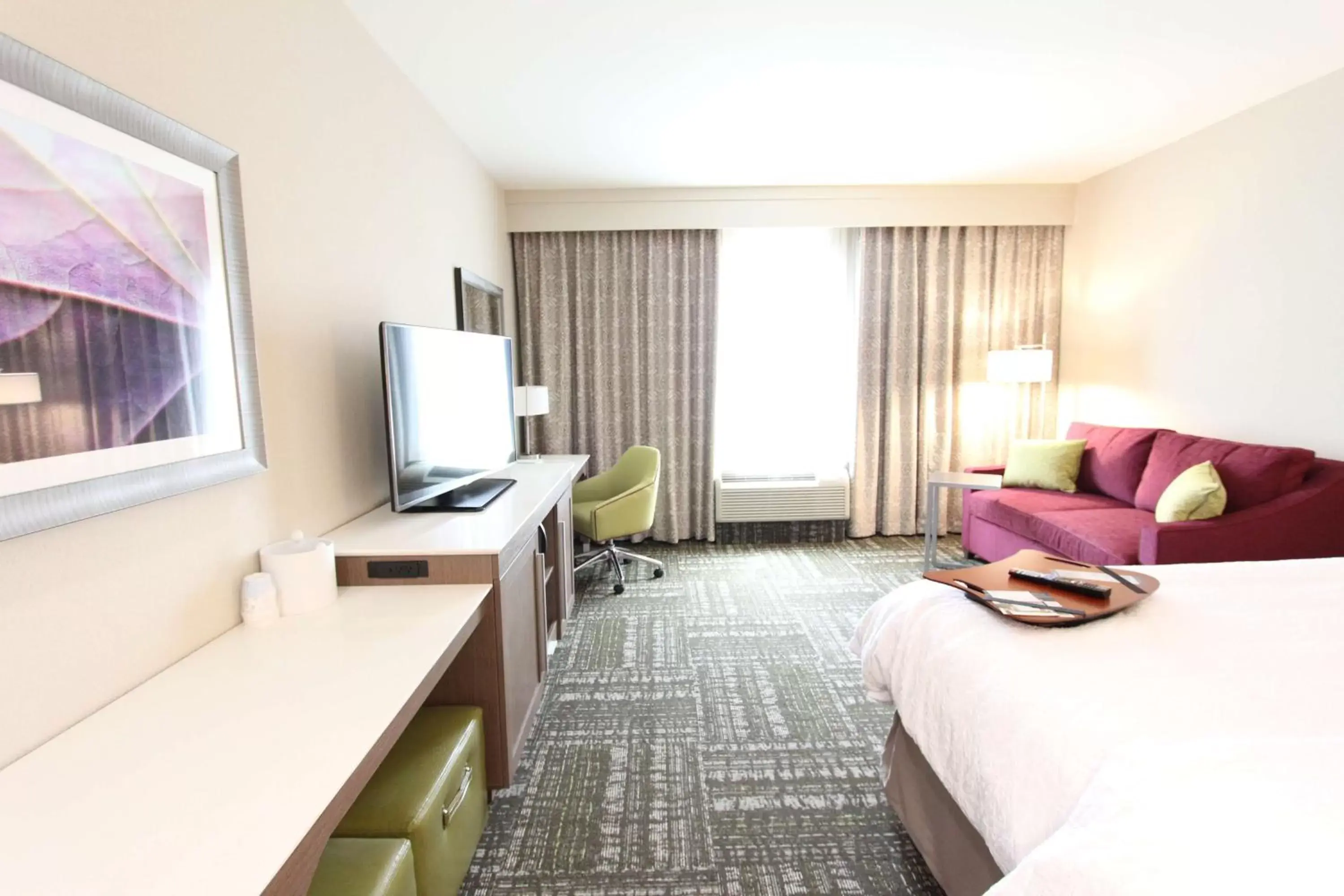 Bedroom, TV/Entertainment Center in Hampton Inn & Suites Dallas Market Center