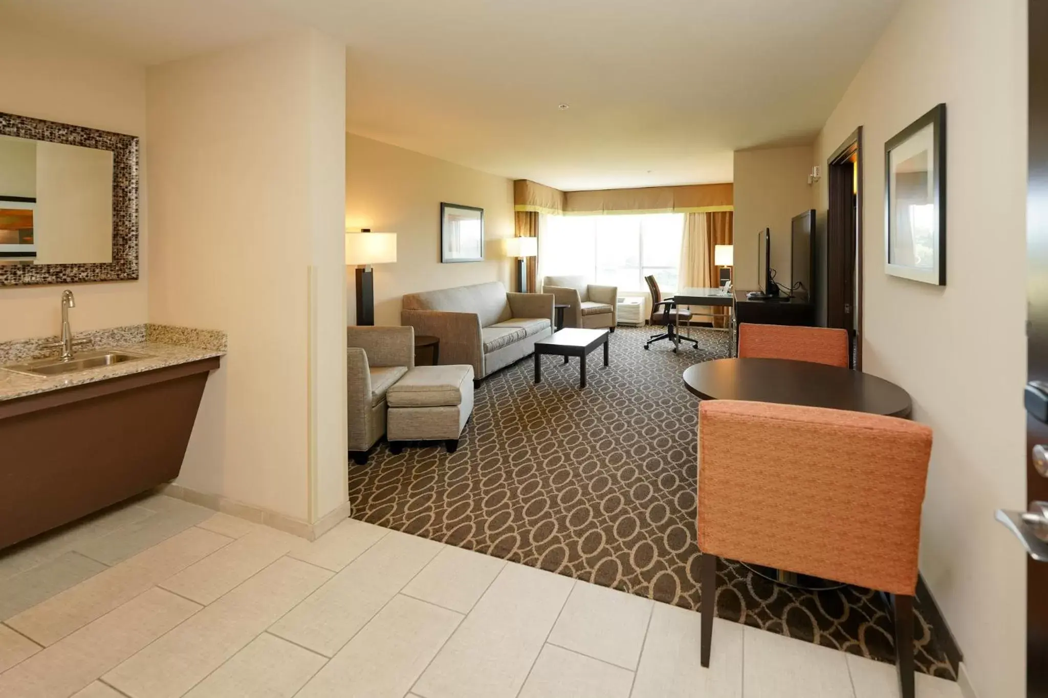 Photo of the whole room, Seating Area in Holiday Inn Murfreesboro/Nashville, an IHG Hotel