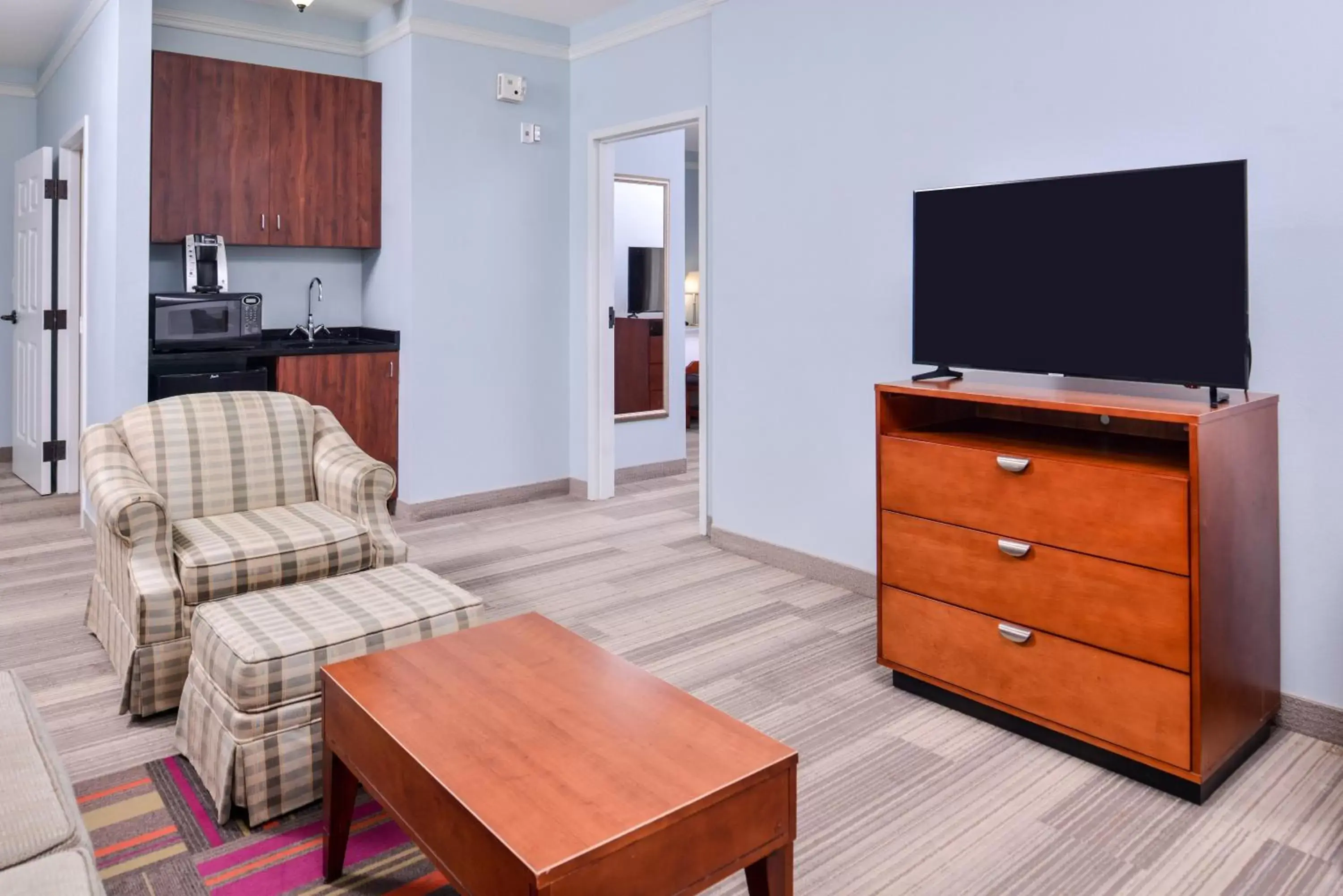 Photo of the whole room, TV/Entertainment Center in Holiday Inn Express Tampa North Telecom Park, an IHG Hotel