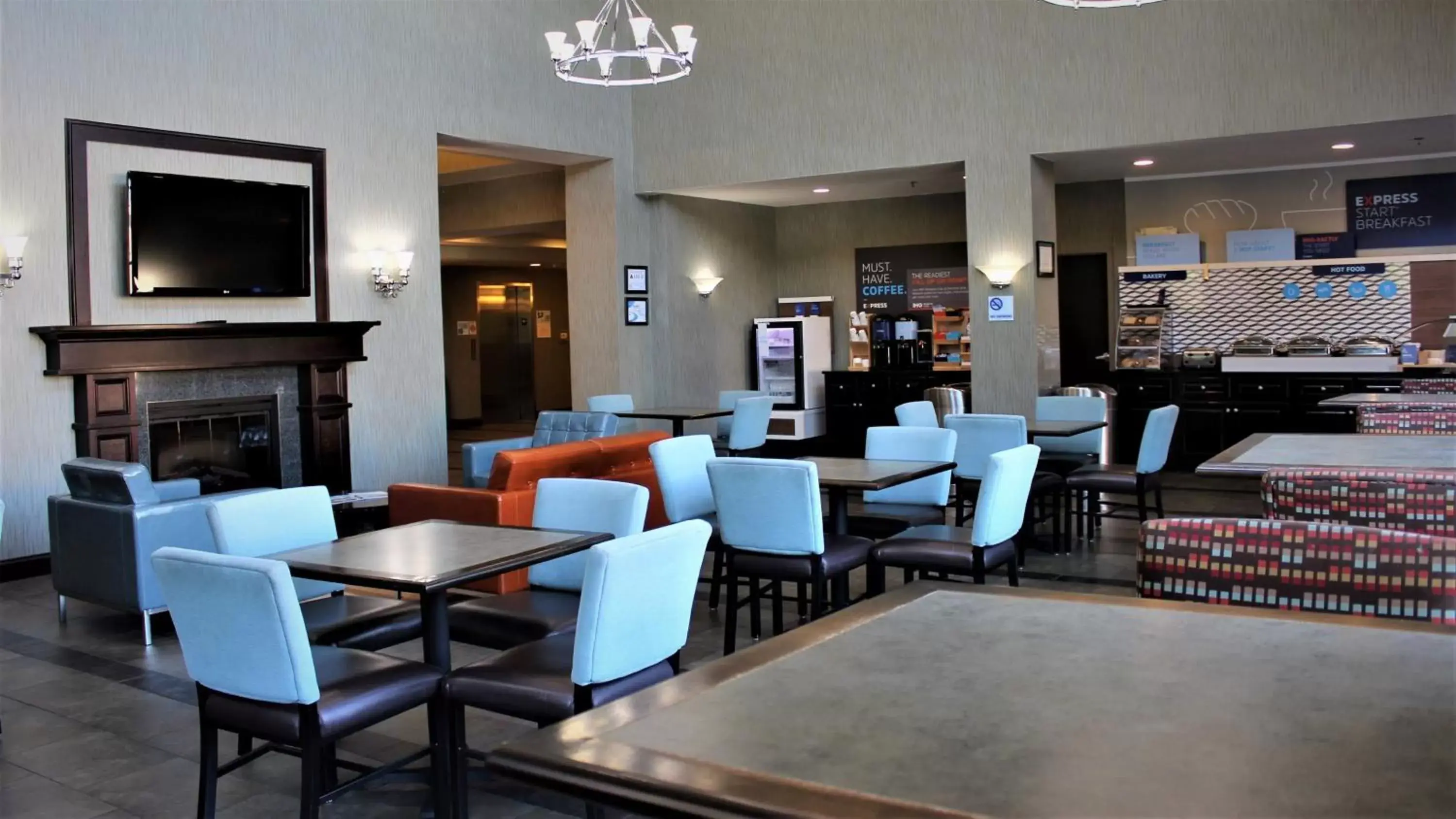 Breakfast, Lounge/Bar in Holiday Inn Express Hotels & Suites Rockingham West, an IHG Hotel