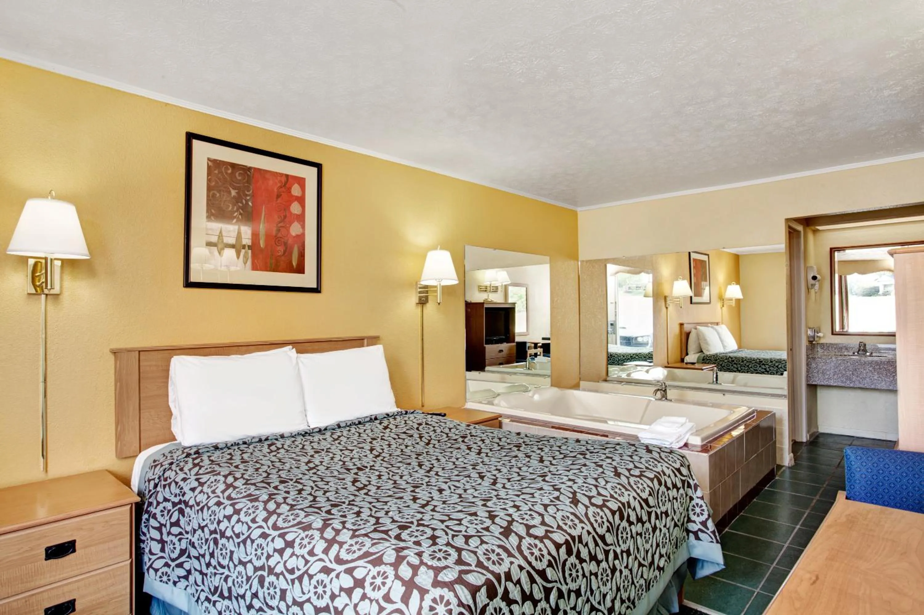 Deluxe Queen Room with Spa Bath - Non-Smoking in Days Inn by Wyndham Knoxville West