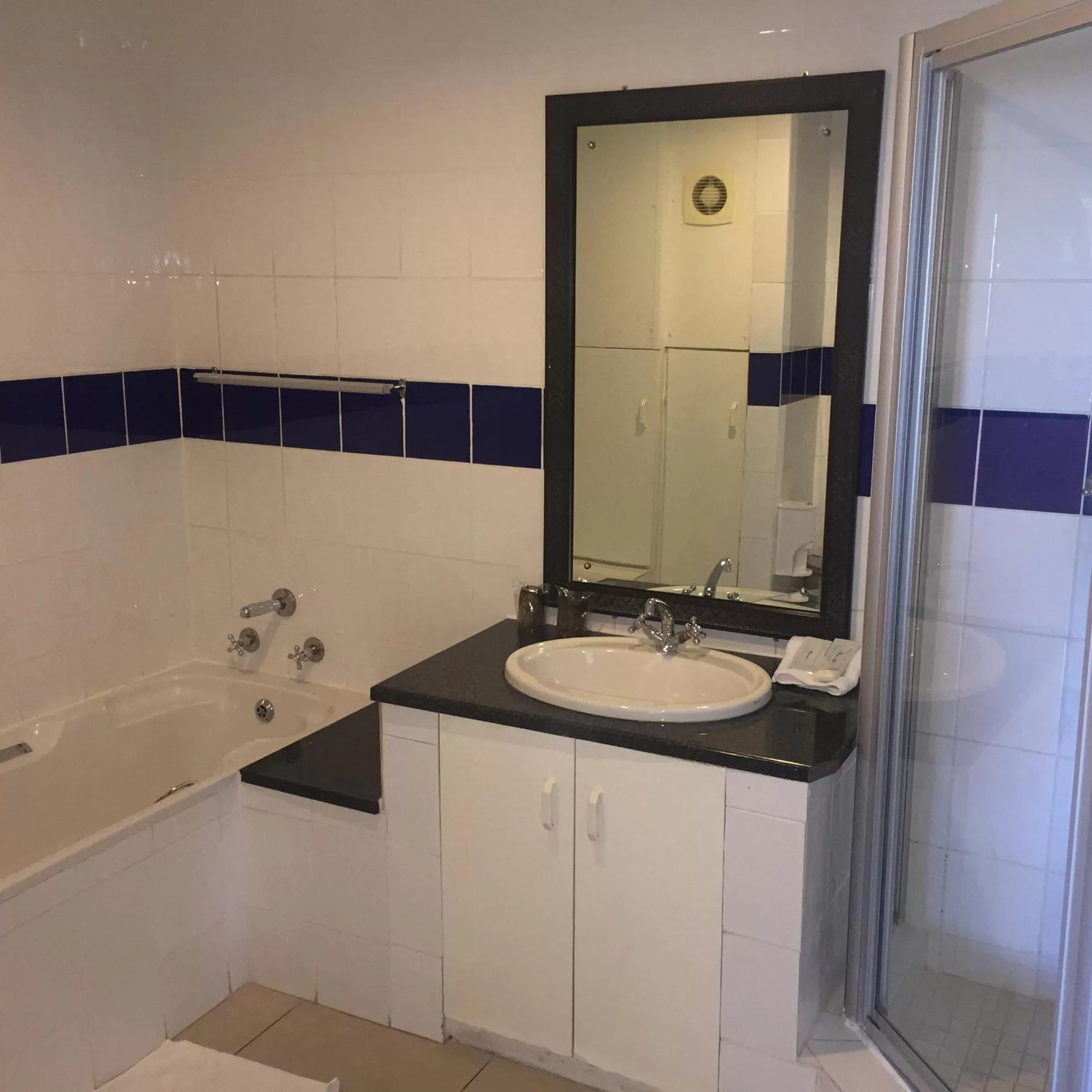 Shower in Grange Gardens Hotel