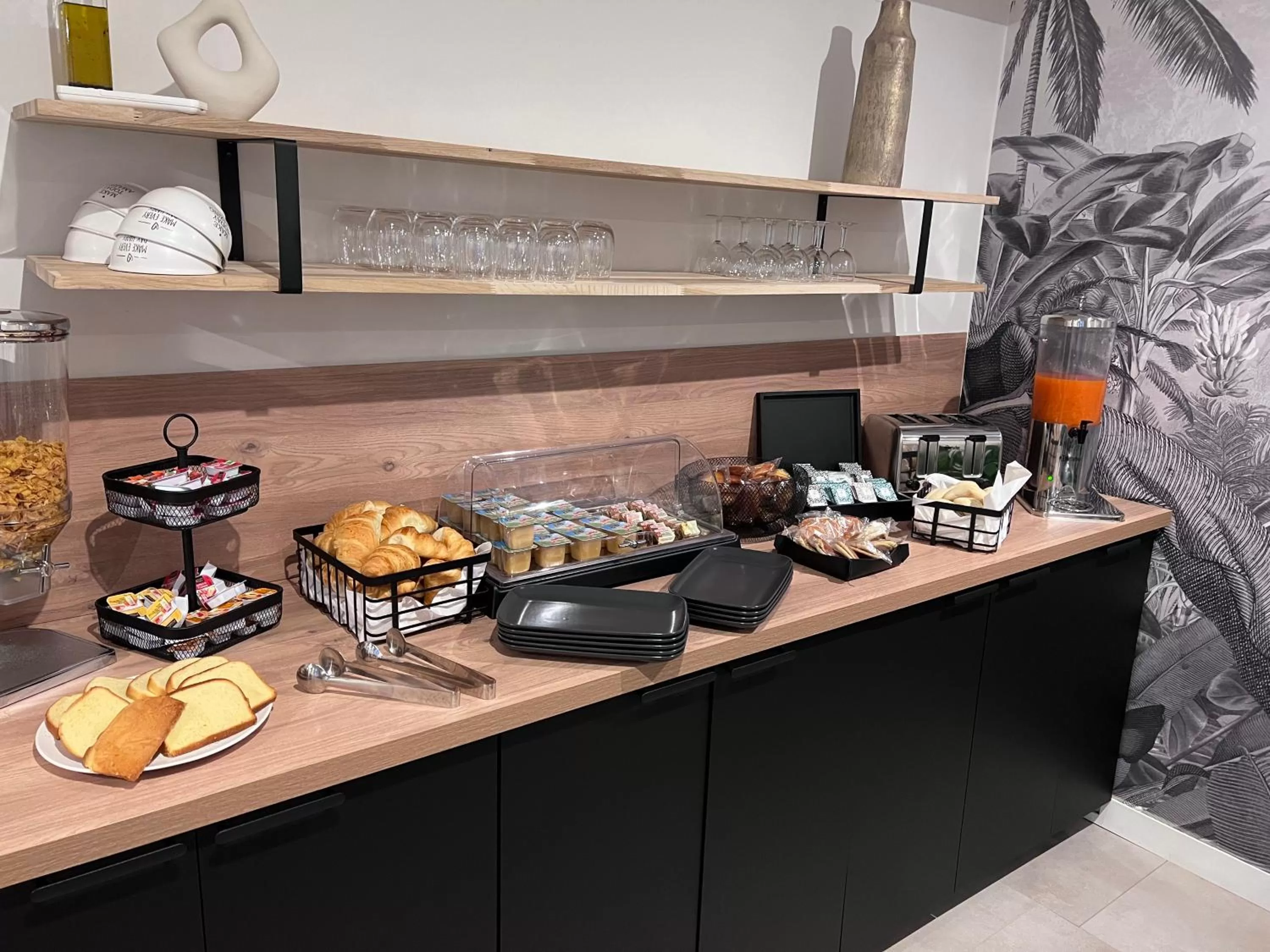 Buffet breakfast in Hôtel Le Ponson