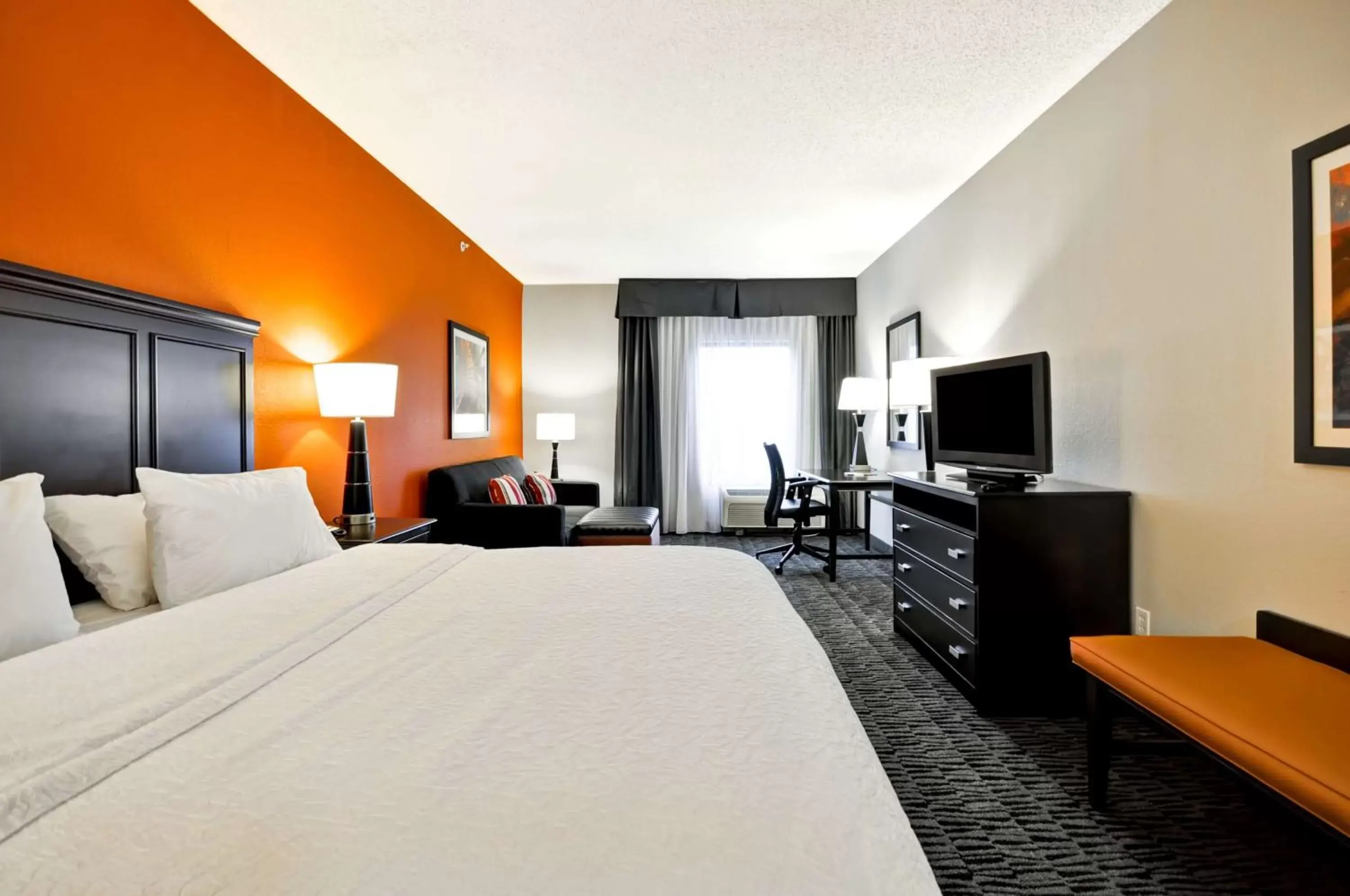 Living room, Bed in Hampton Inn West Palm Beach-Florida Turnpike