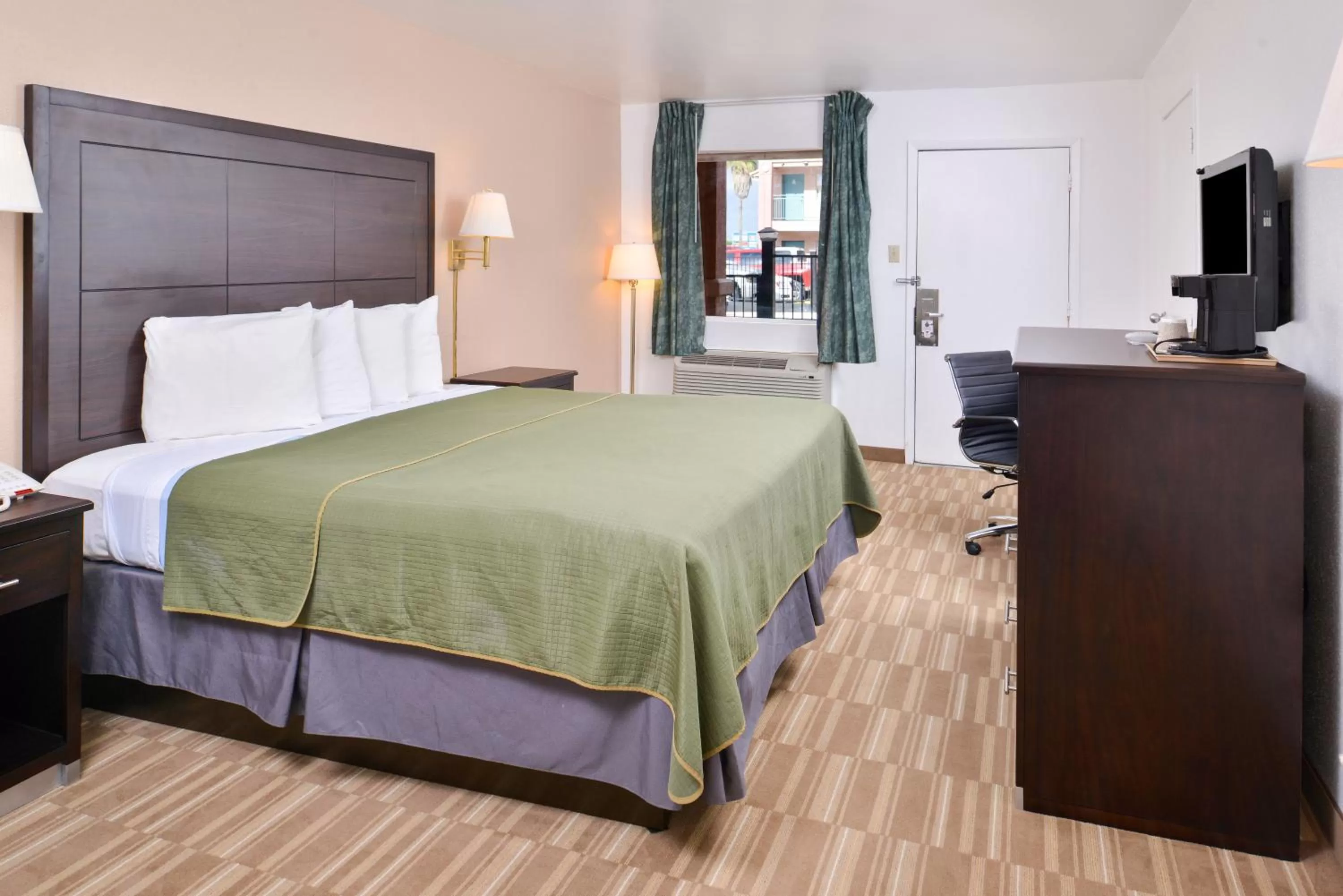 Bedroom, Bed in Americas Best Value Inn Clute