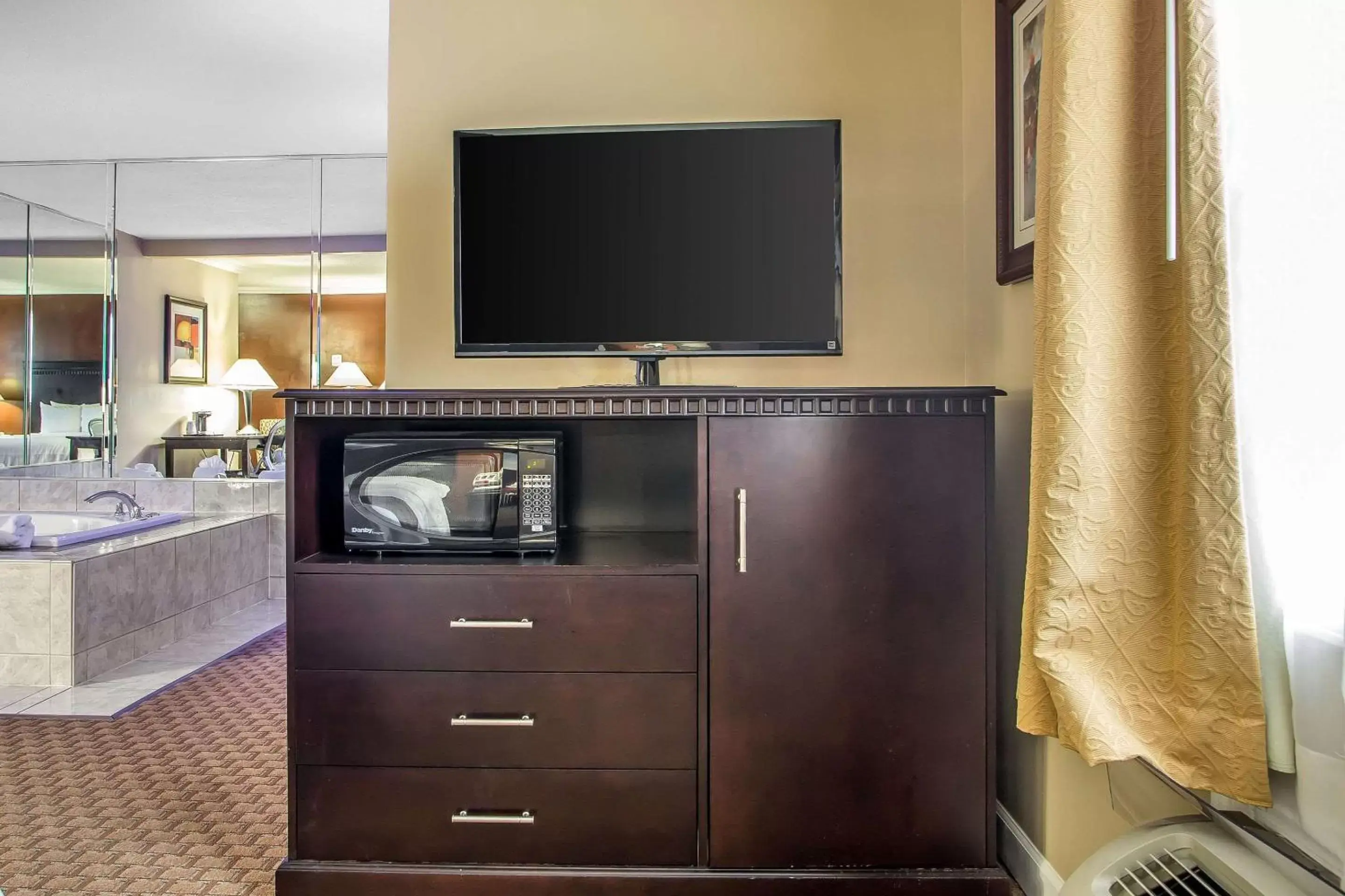 Bedroom, TV/Entertainment Center in Quality Inn O'Hare Airport