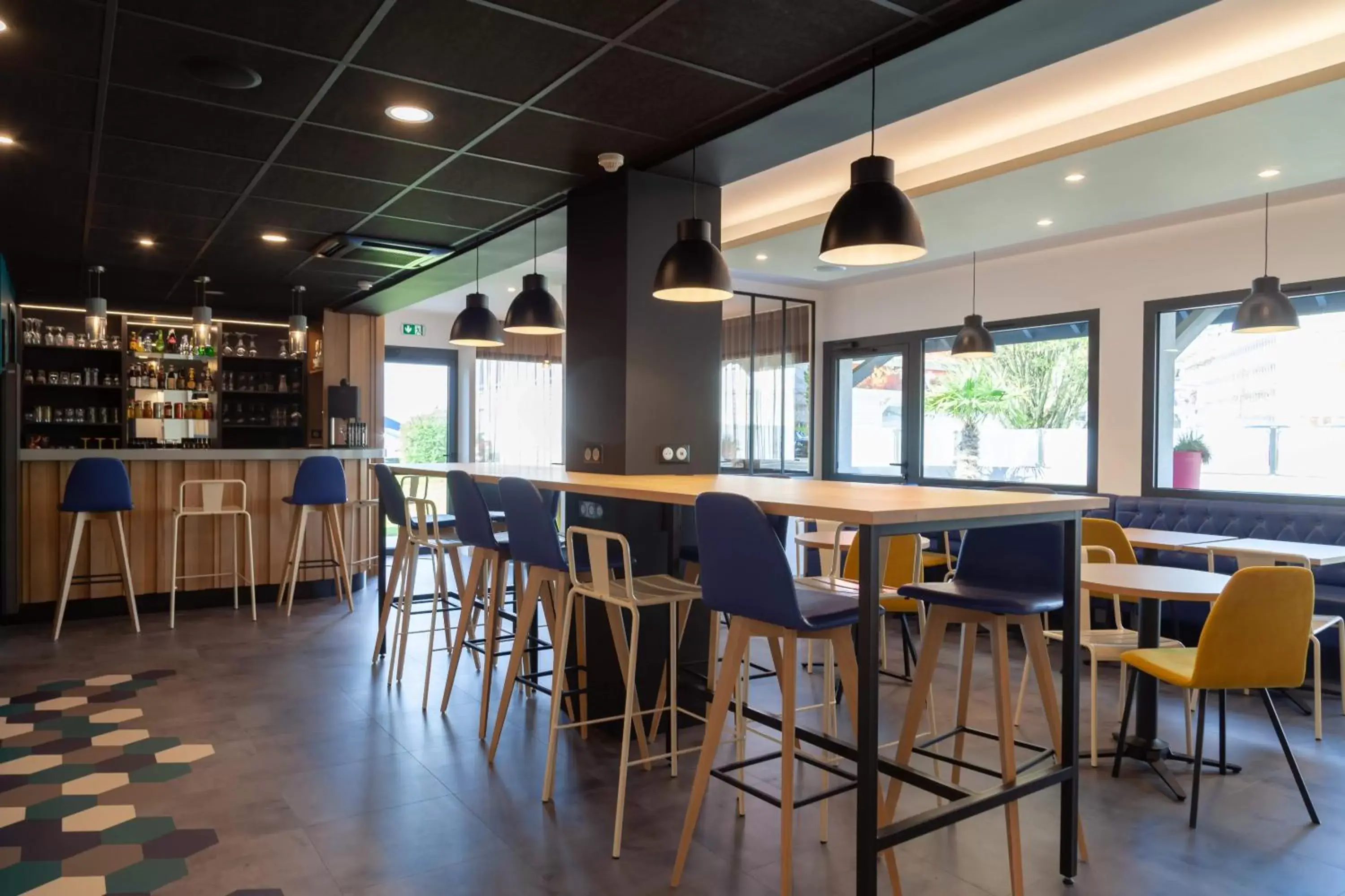 Lounge or bar, Lounge/Bar in Kyriad Niort-Espace MendesFrance