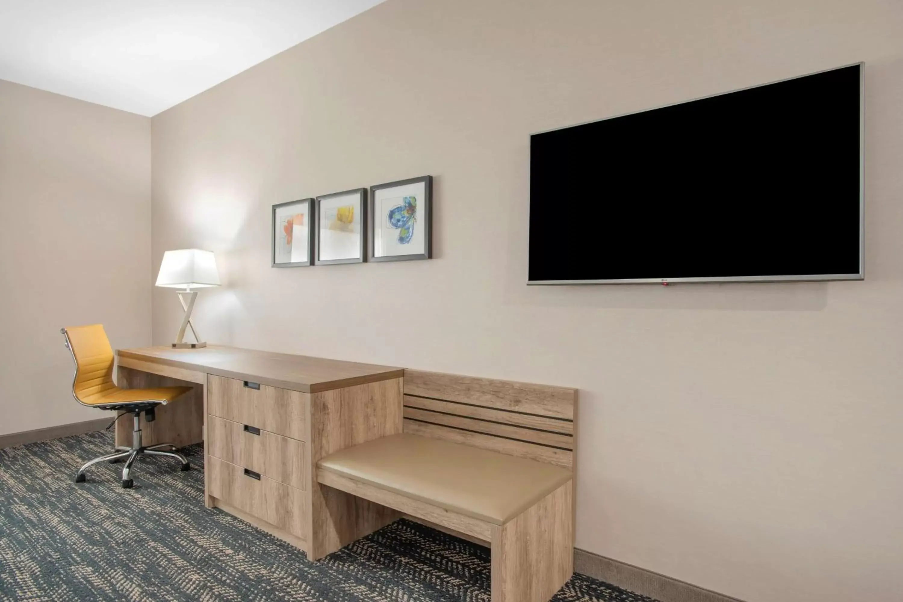 Bedroom, TV/Entertainment Center in Best Western Premier Executive Residency Medicine Hat