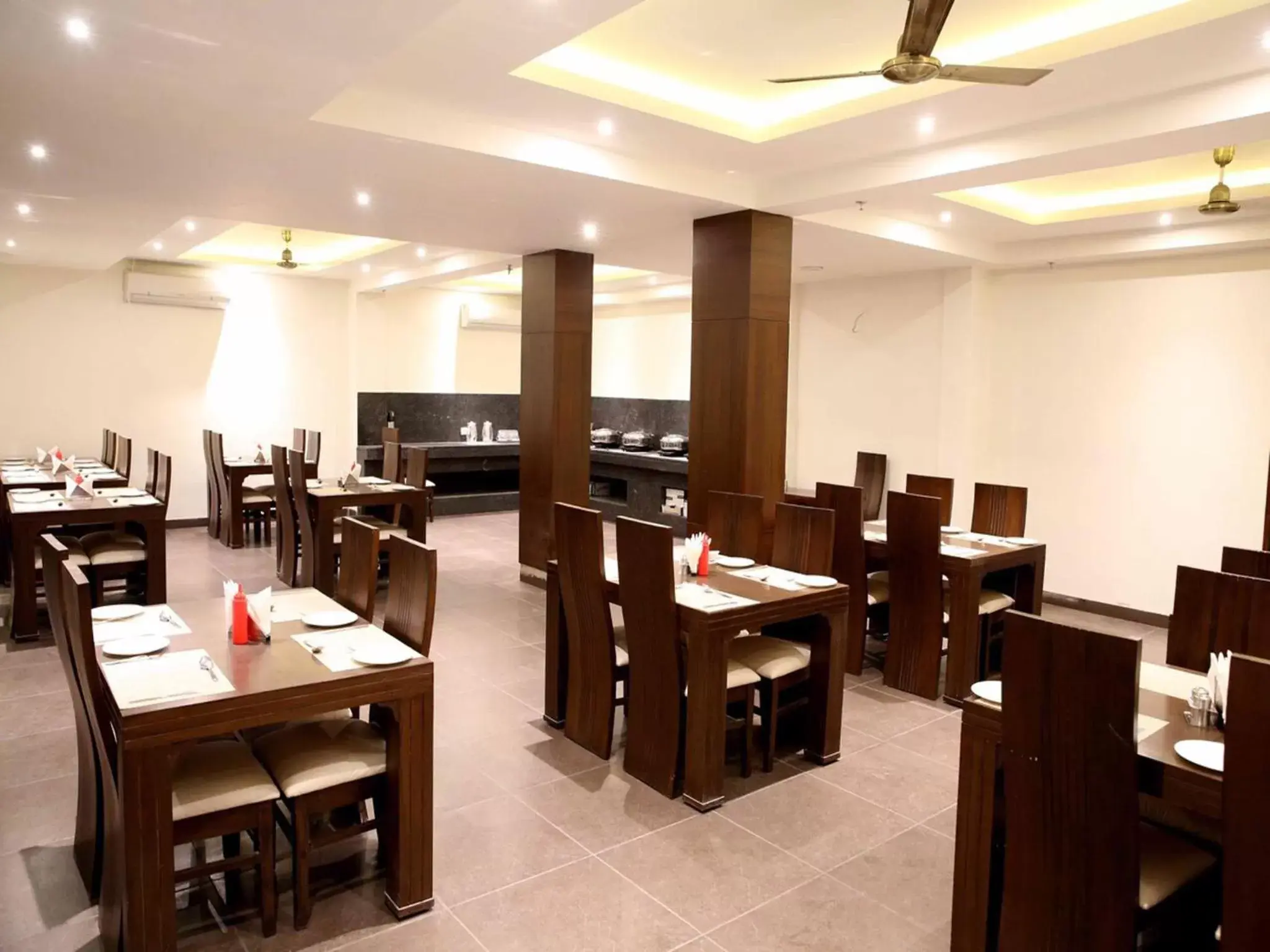 Restaurant/Places to Eat in Hotel Taj Villa- Agra