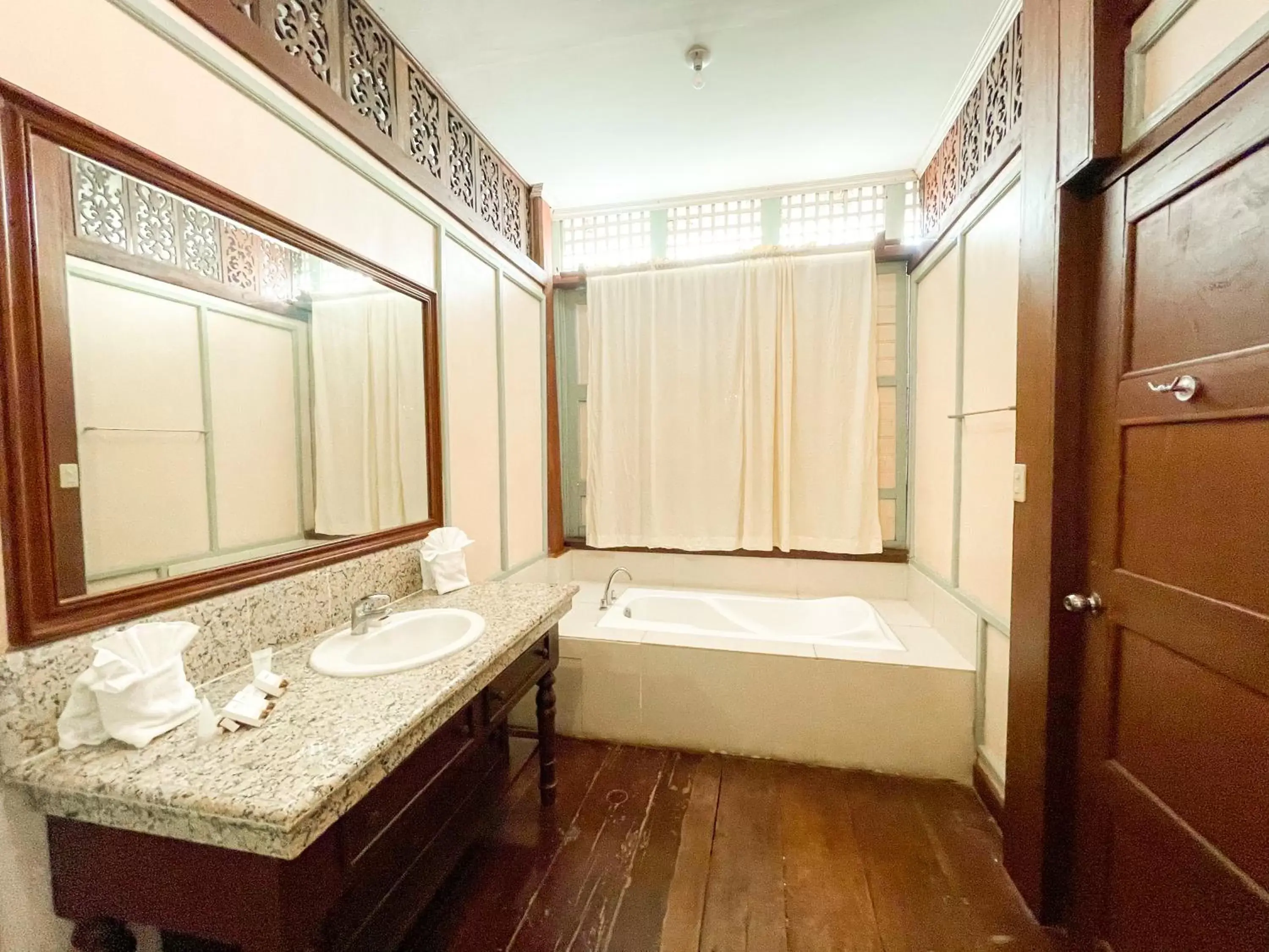 Bathroom in Las Casas Filipinas de Acuzar