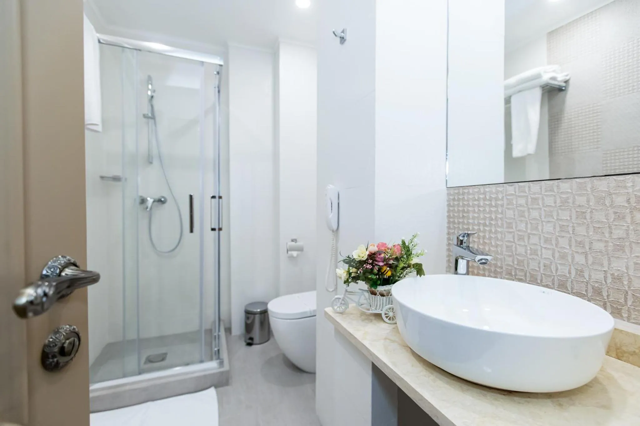 Shower in Grand Hotel Traian