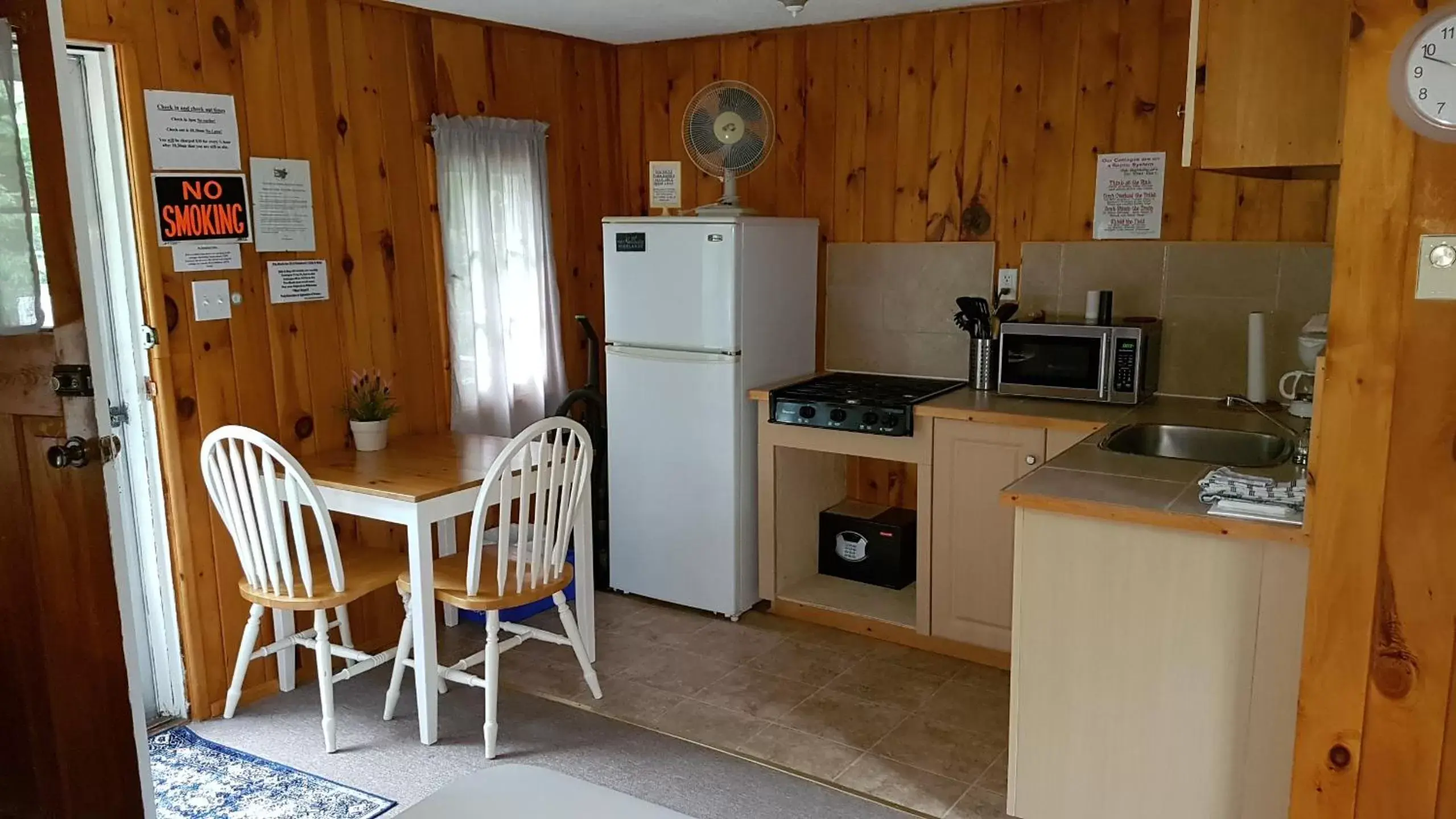 Kitchen/Kitchenette in Parkway Cottage Resort and Trading Post