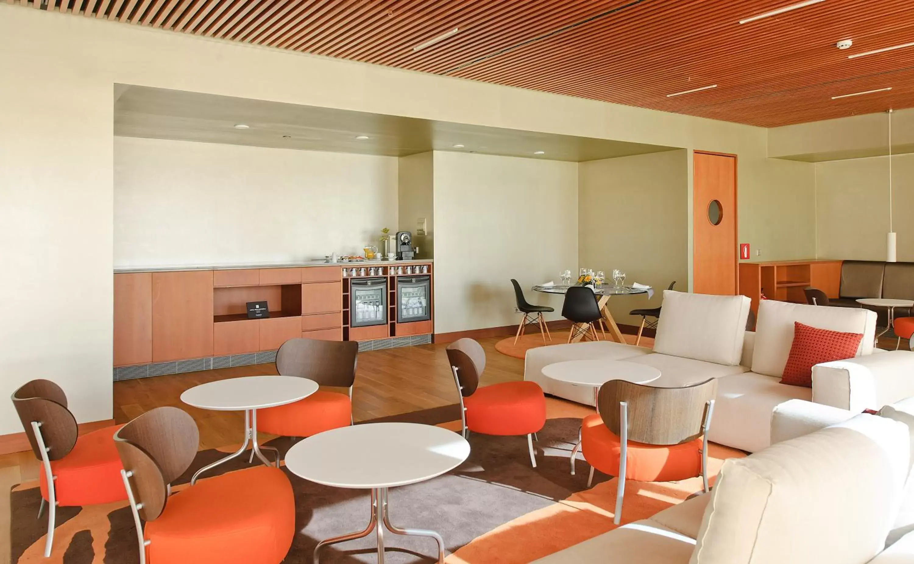 Business facilities, Lounge/Bar in Hotel Reina Petronila