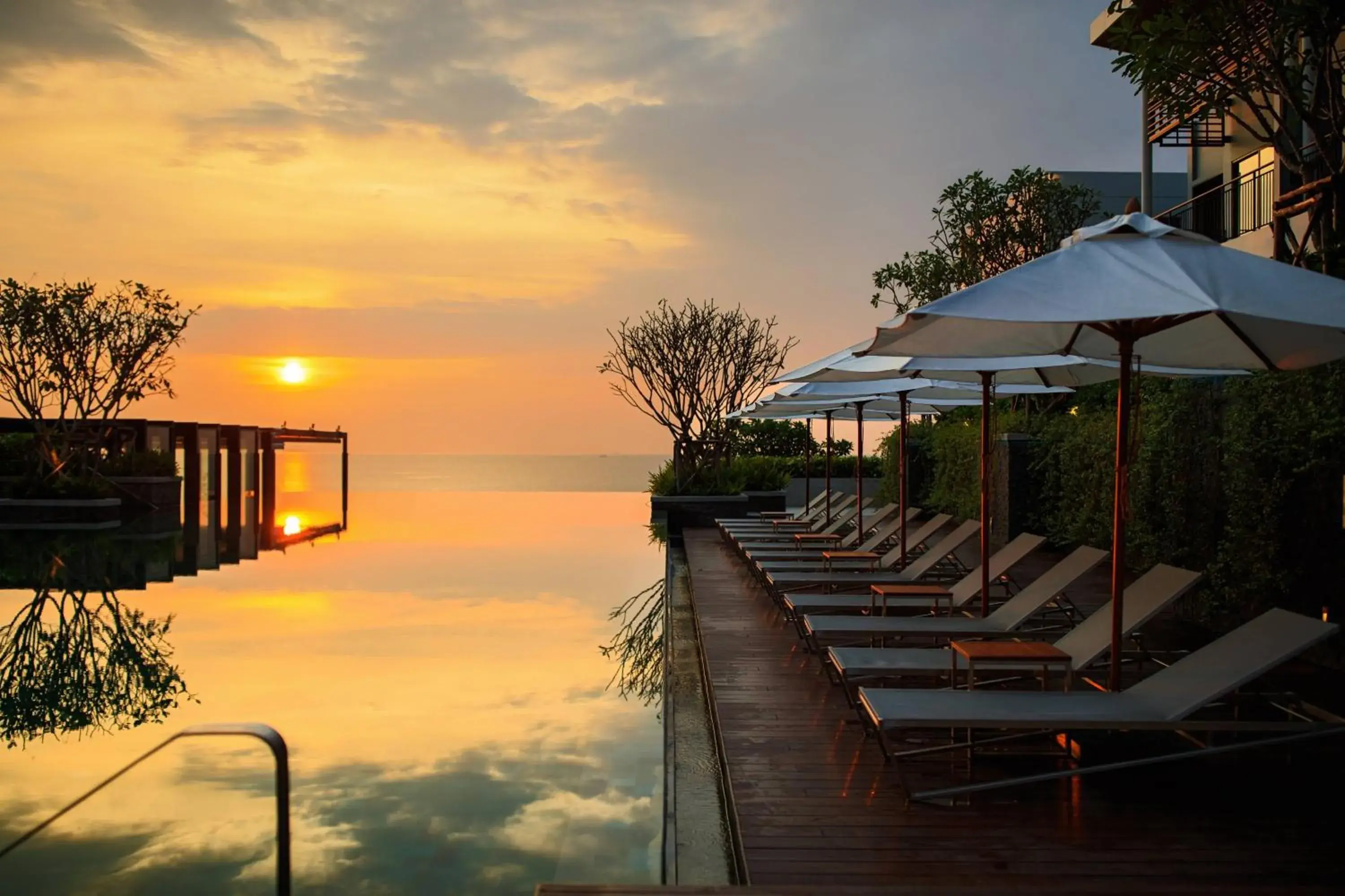 Swimming pool in Renaissance Pattaya Resort & Spa