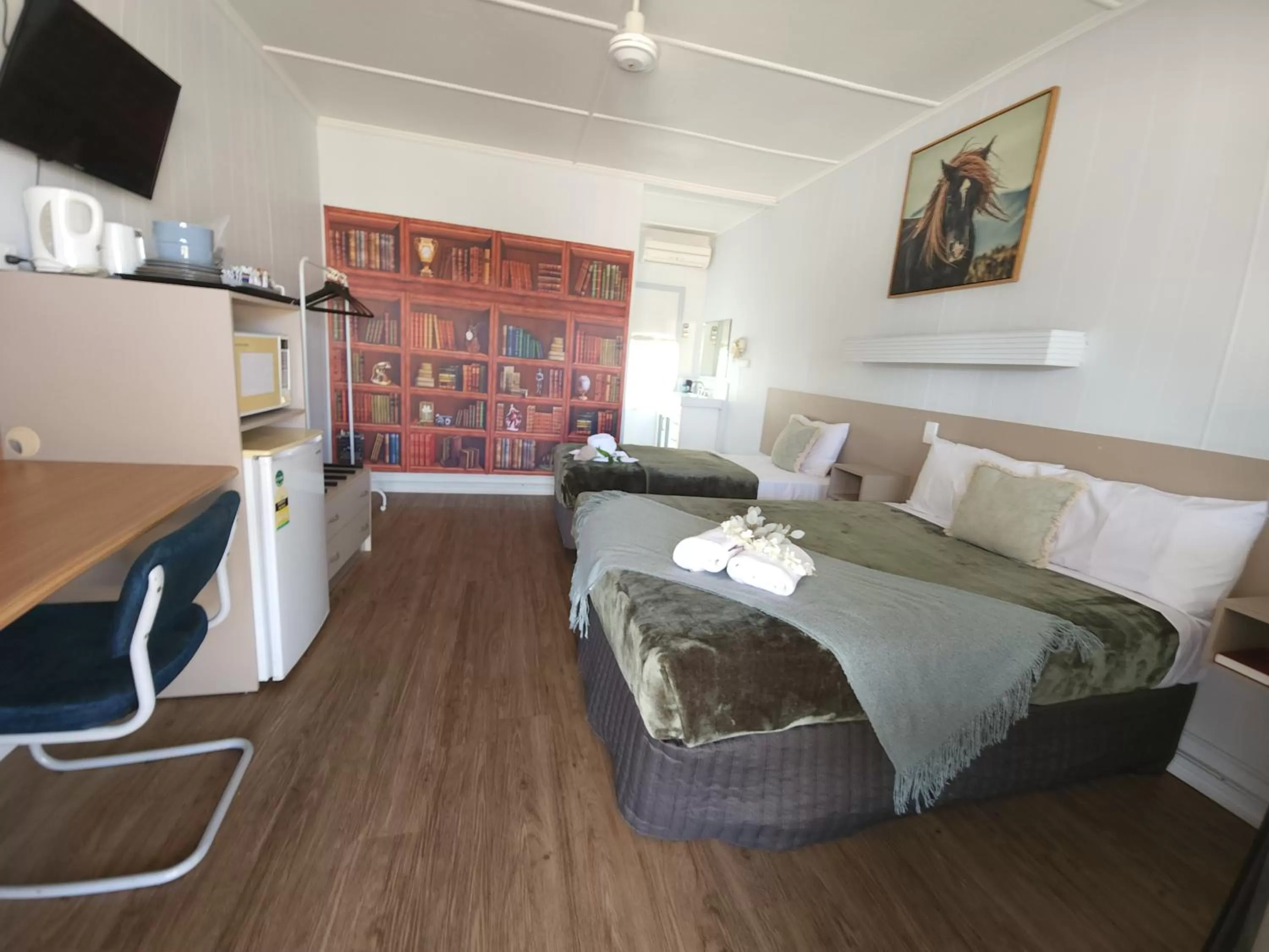 Photo of the whole room, Bed in Charters Towers Motel