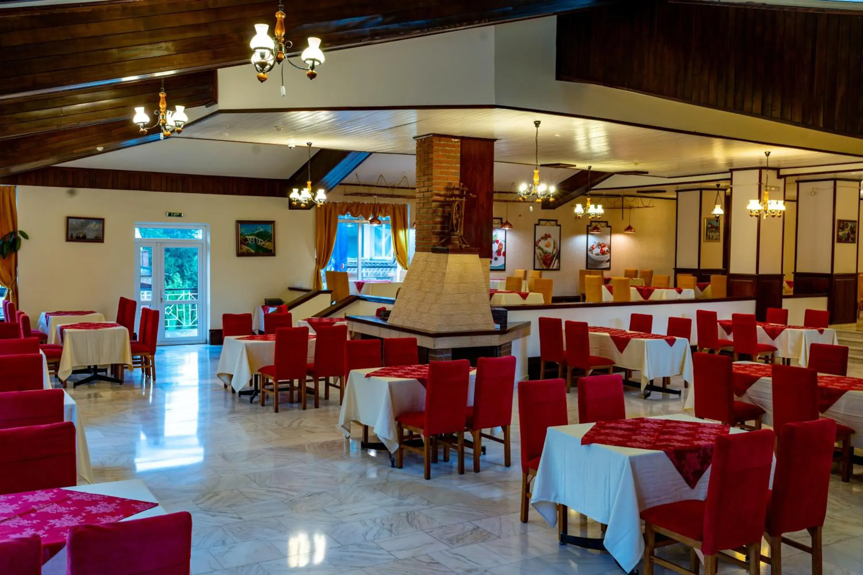 Restaurant/Places to Eat in Hotel Belvedere