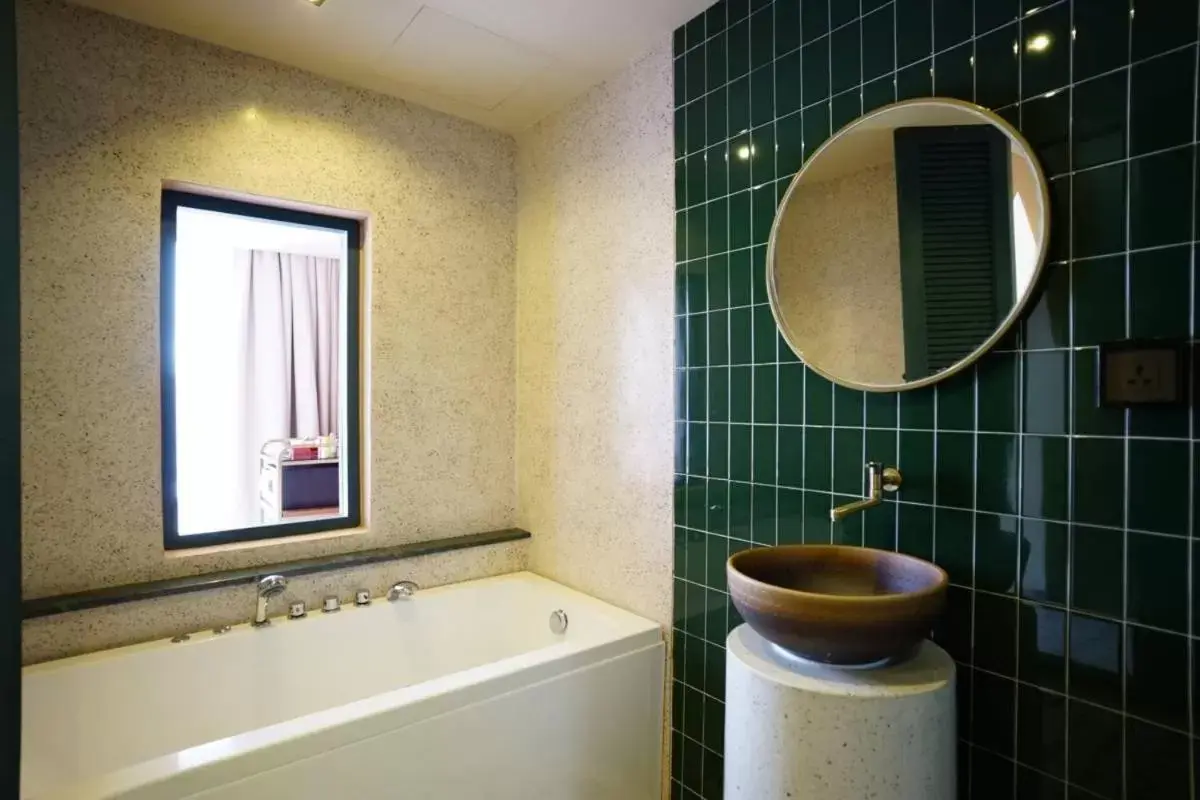 Bathroom in 4 Monkeys Hotel - SHA Extra Plus