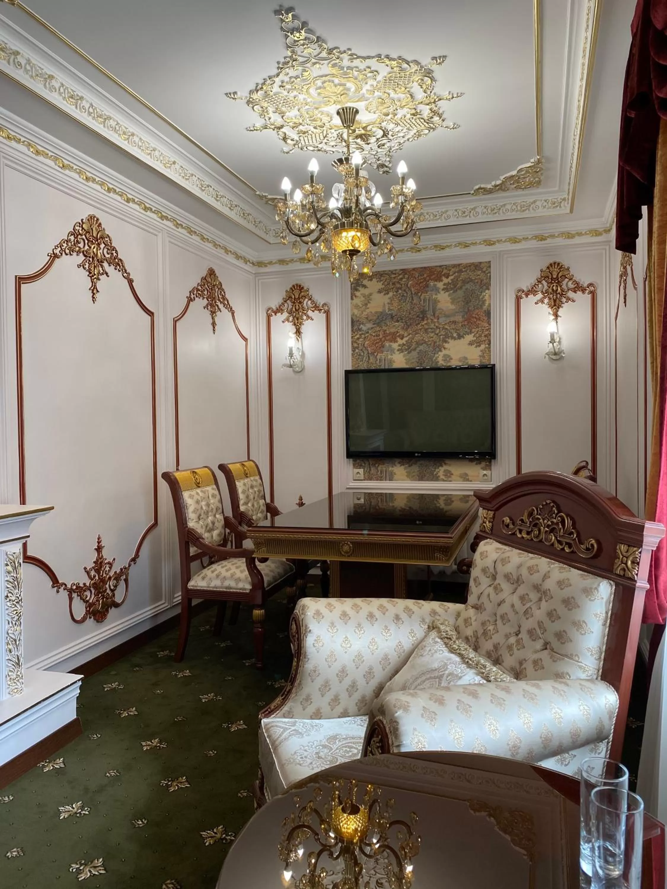 Communal lounge/ TV room, Seating Area in Lion Hotel