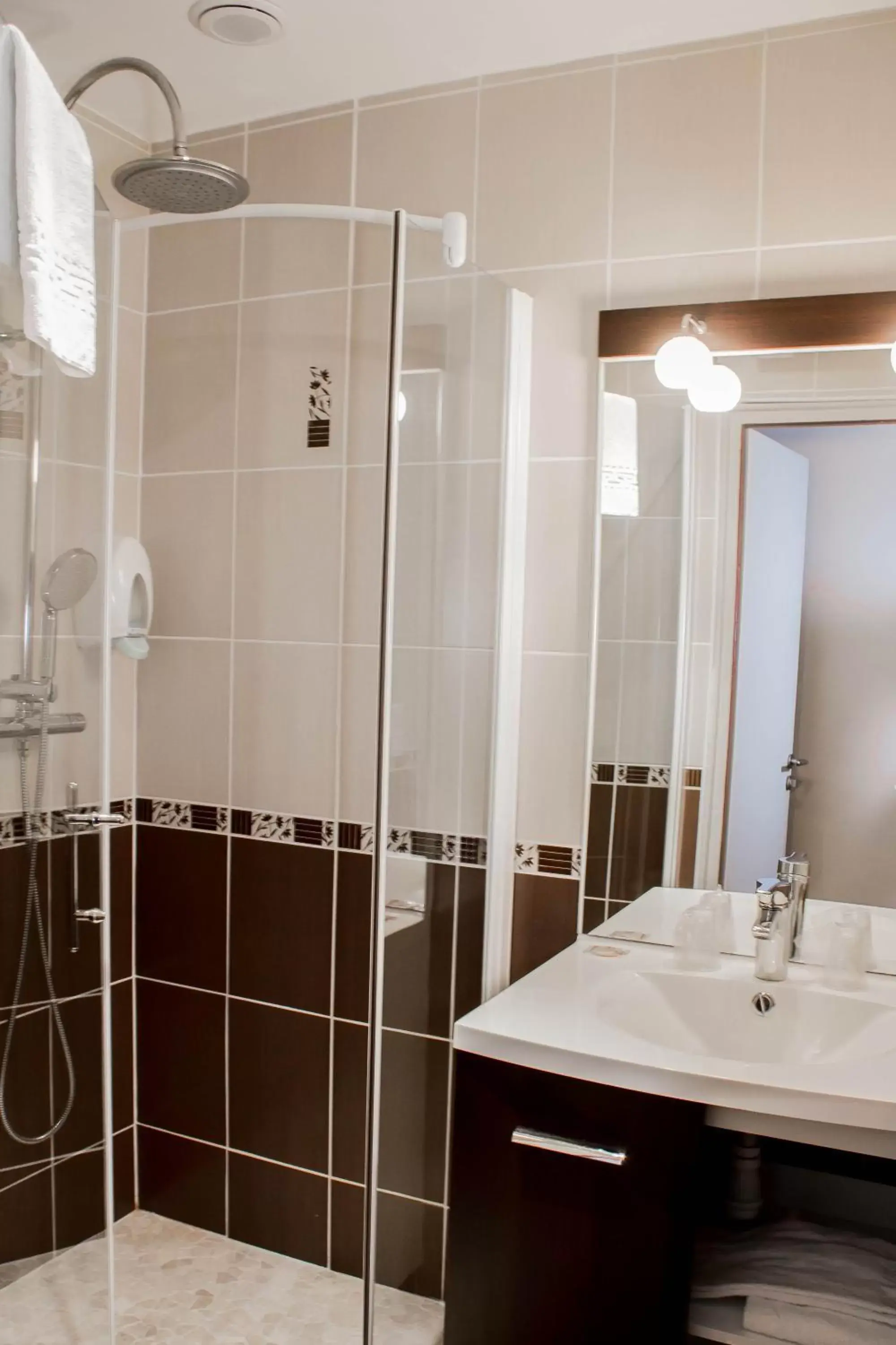 Shower, Bathroom in Cit'Hotel Europeen