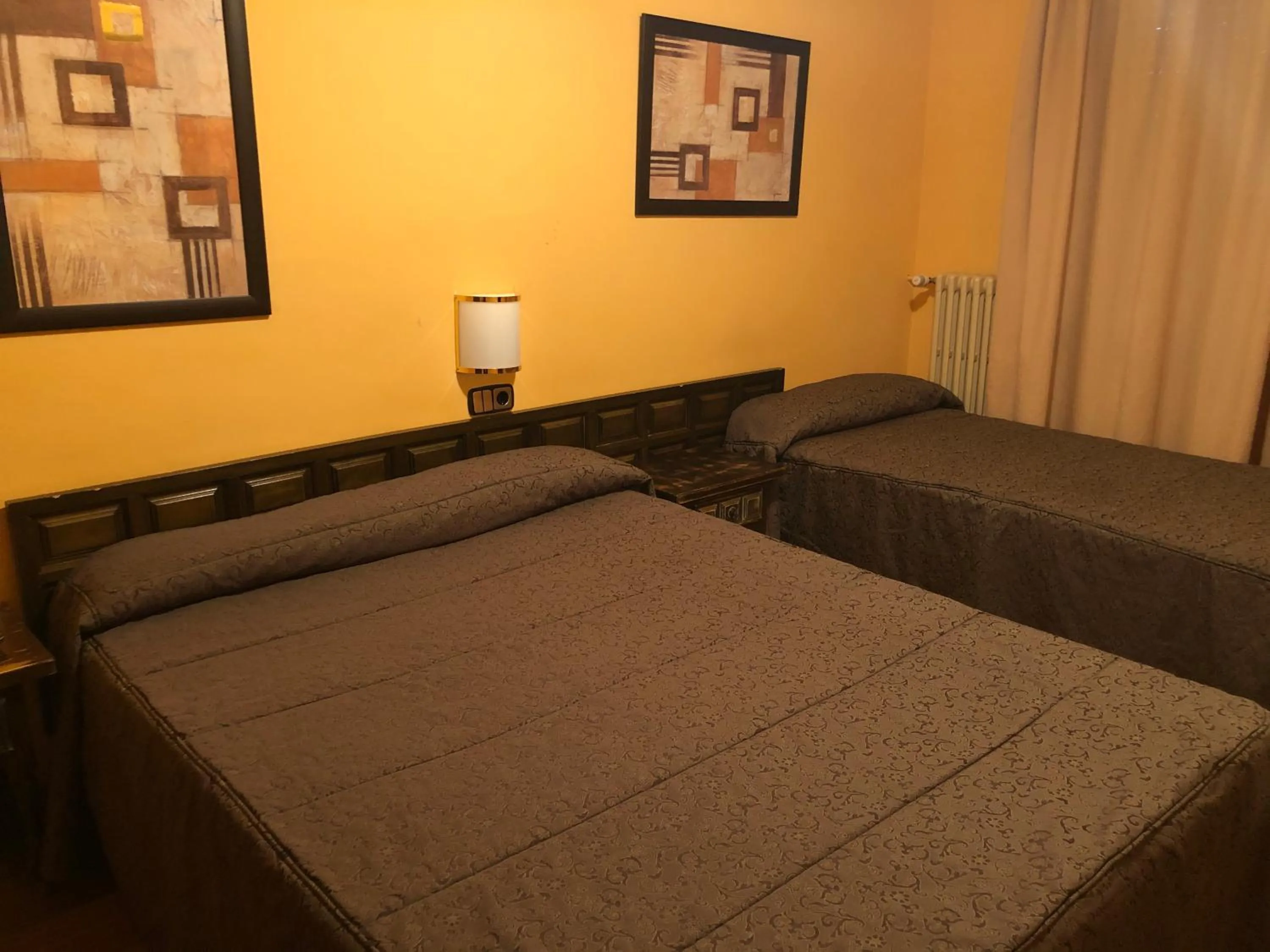 Communal lounge/ TV room, Bed in Hotel Refugi dels Isards