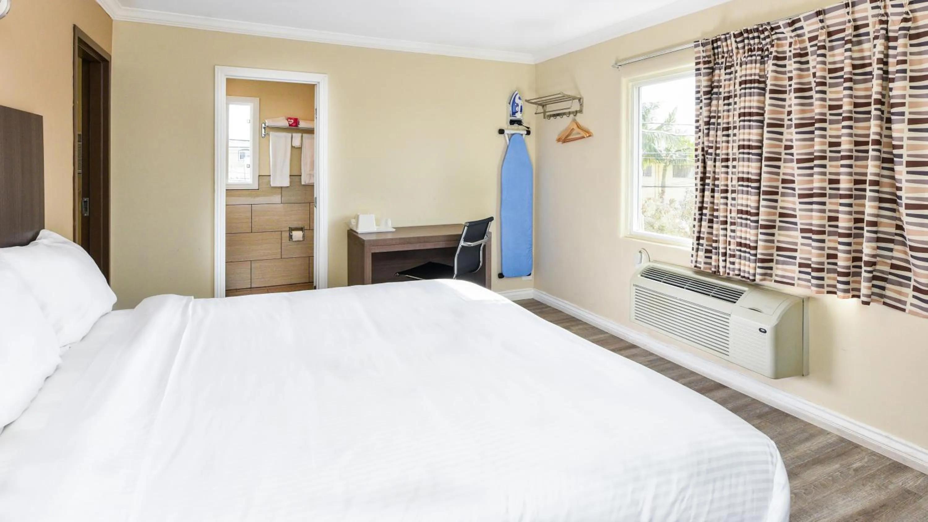 Bed in Sea Rock Inn - Long Beach