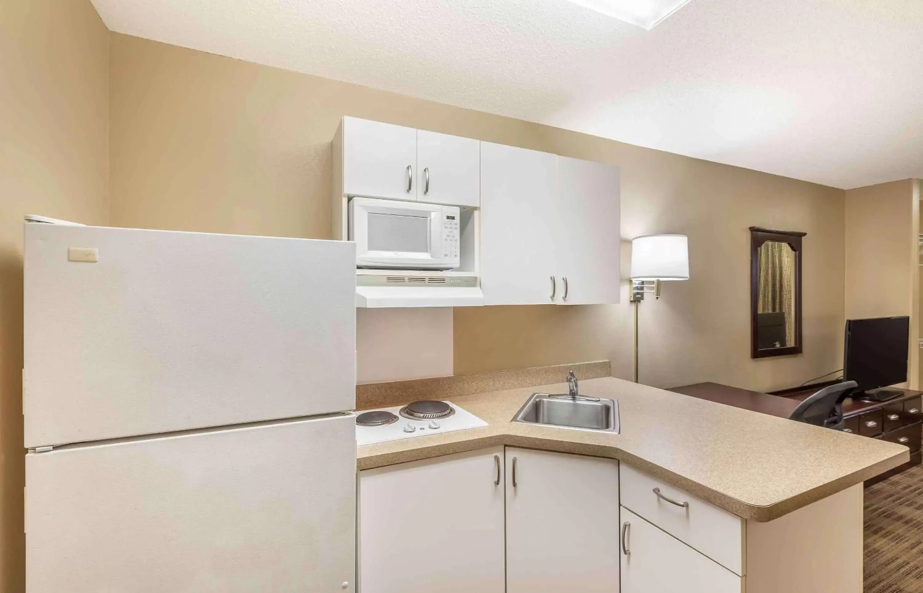 Bedroom, Kitchen/Kitchenette in Extended Stay America Suites - Milwaukee - Wauwatosa