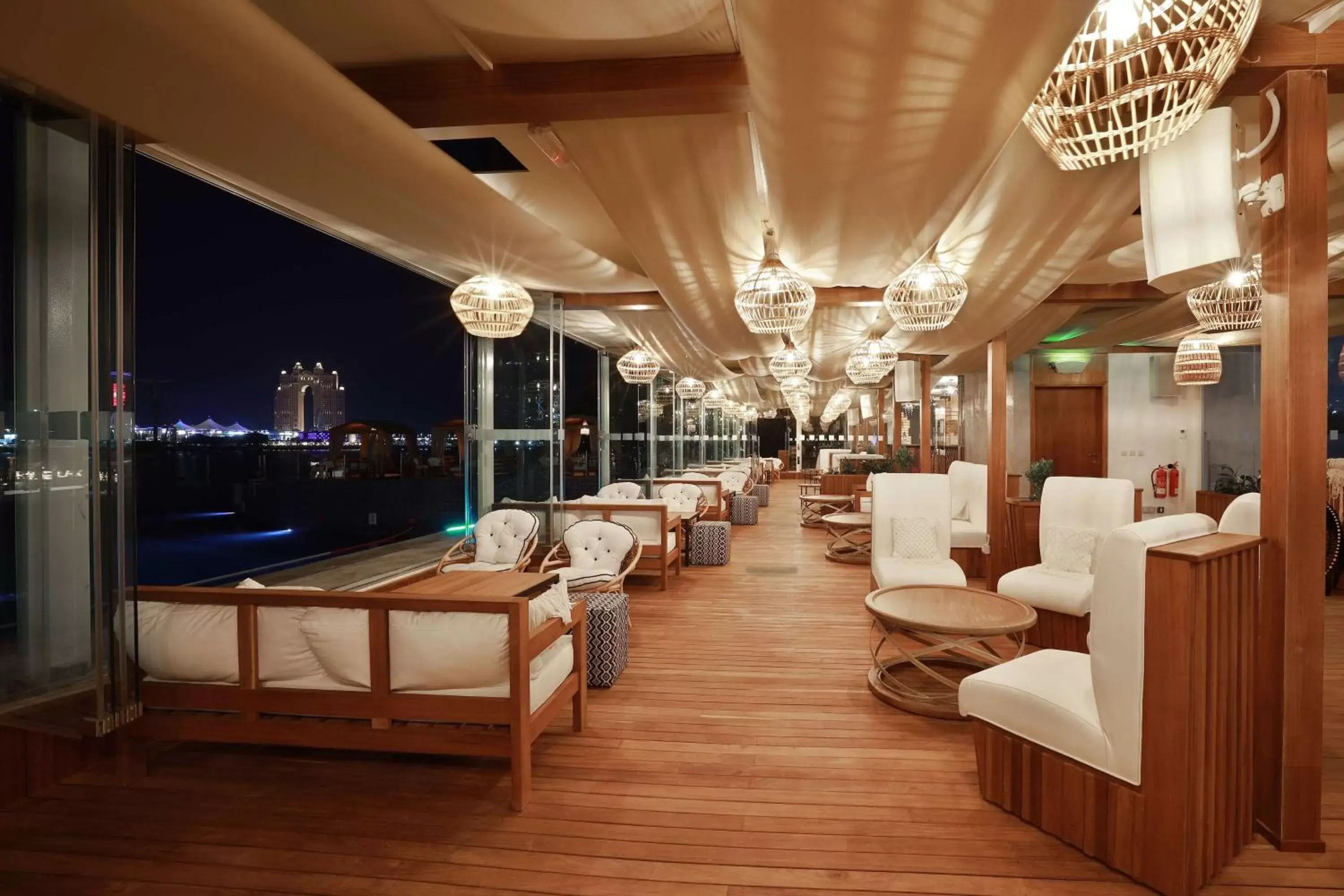 Lounge or bar, Restaurant/Places to Eat in Radisson Blu Hotel & Resort, Abu Dhabi Corniche