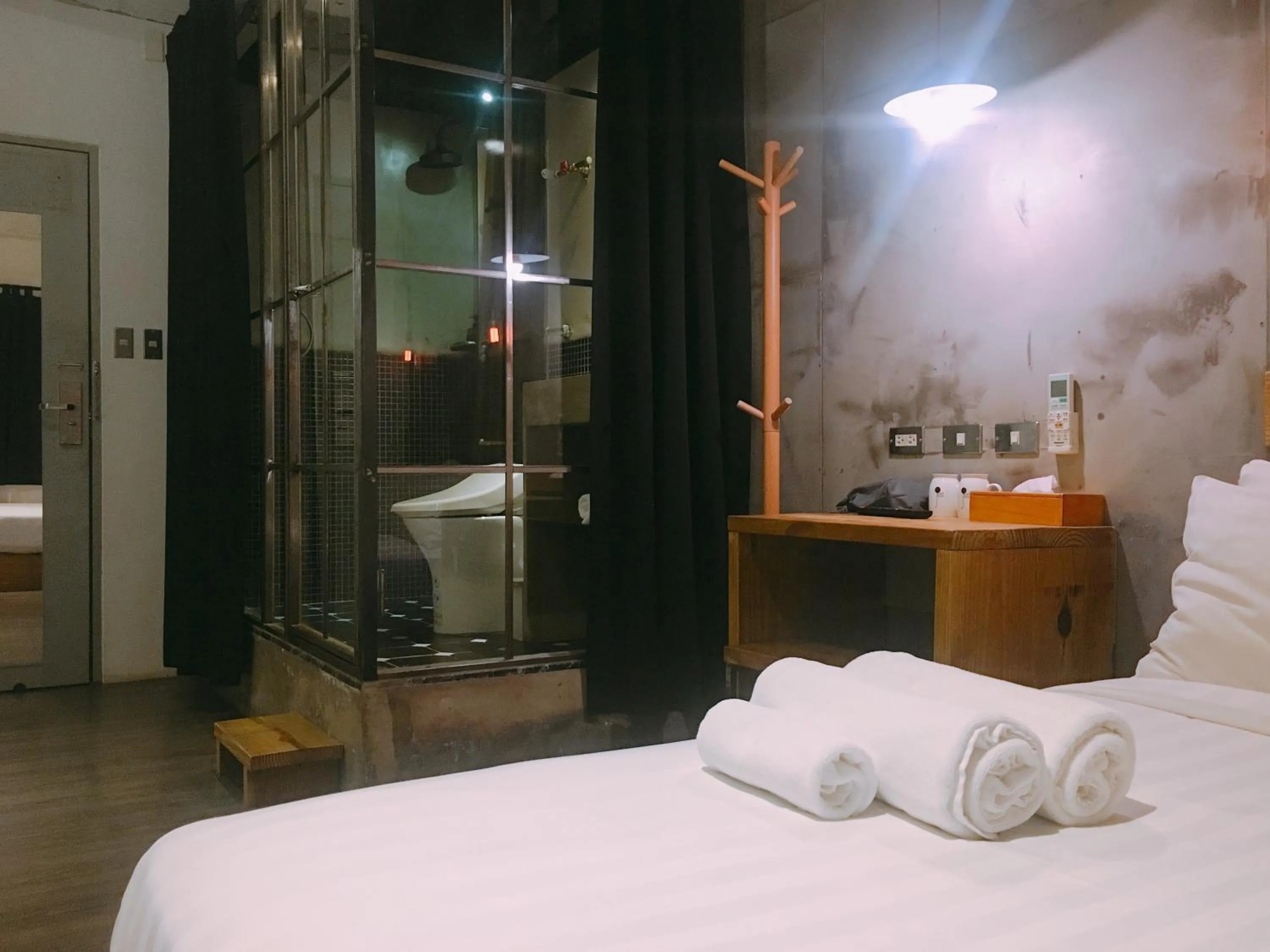 Bathroom, Bed in 禾裕 北車 Hey!U