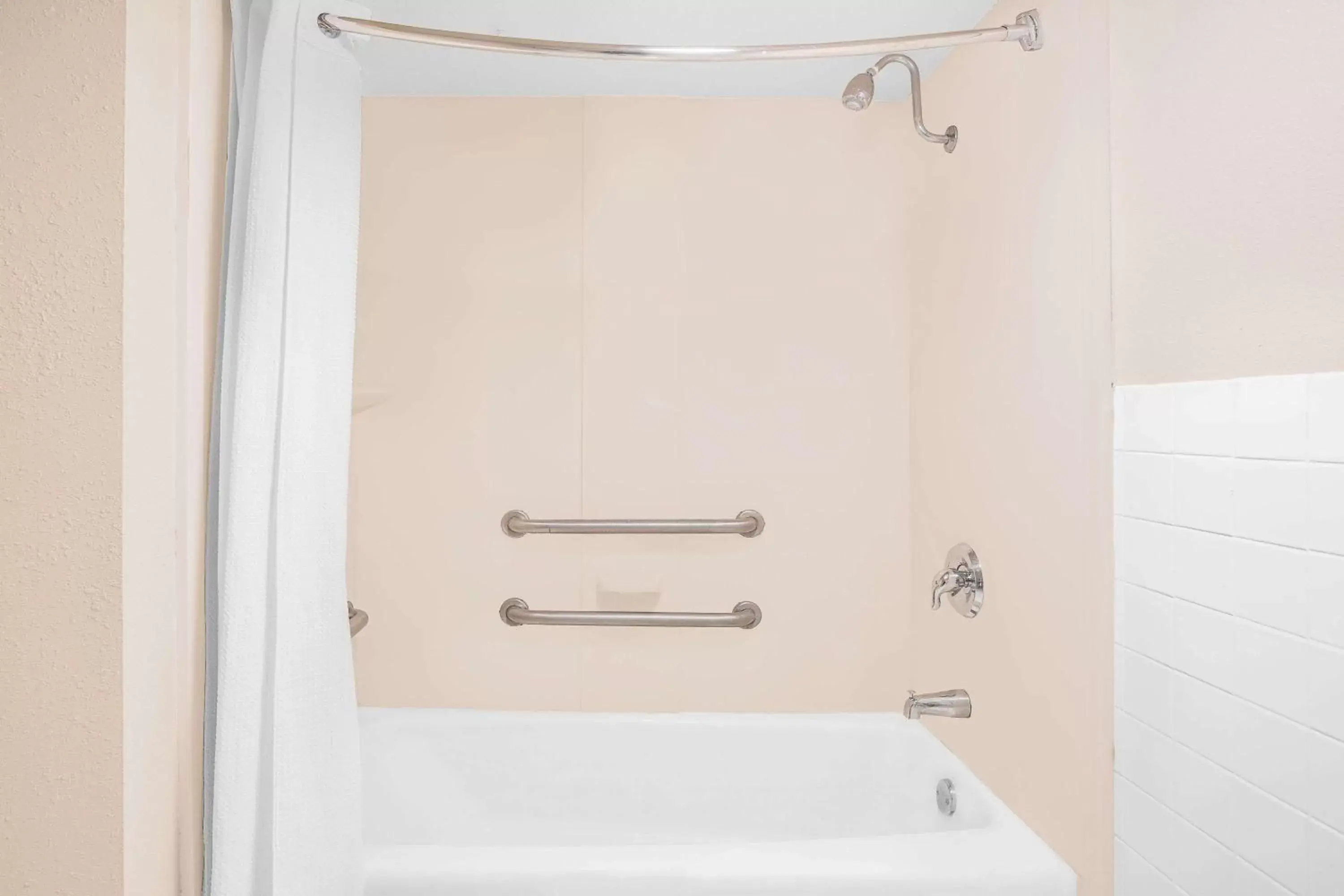 Bathroom in Days Inn by Wyndham Attalla Bathroom in Days Inn by Wyndham Attalla