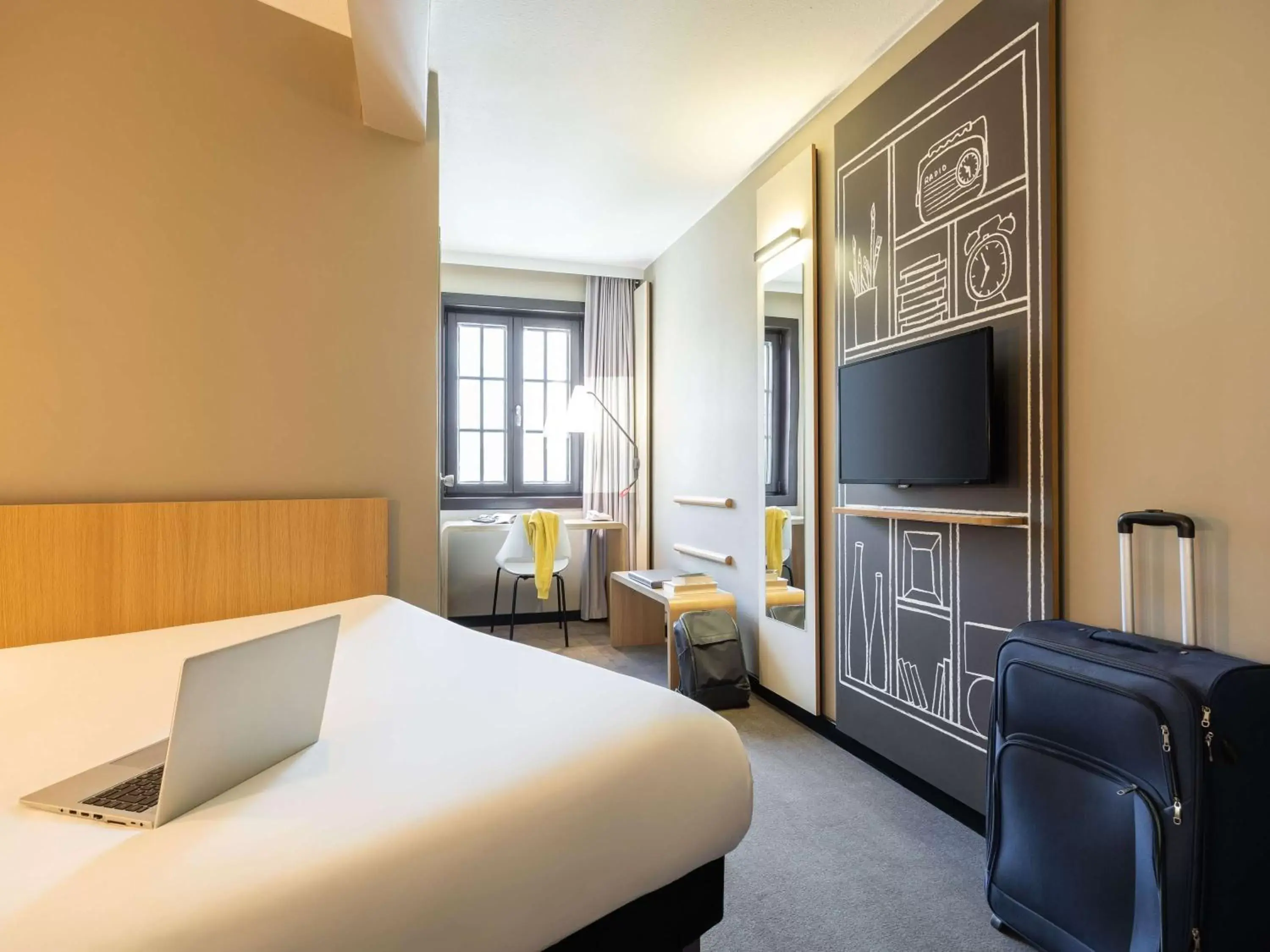 Bedroom, TV/Entertainment Center in ibis Hotel Brussels off Grand'Place