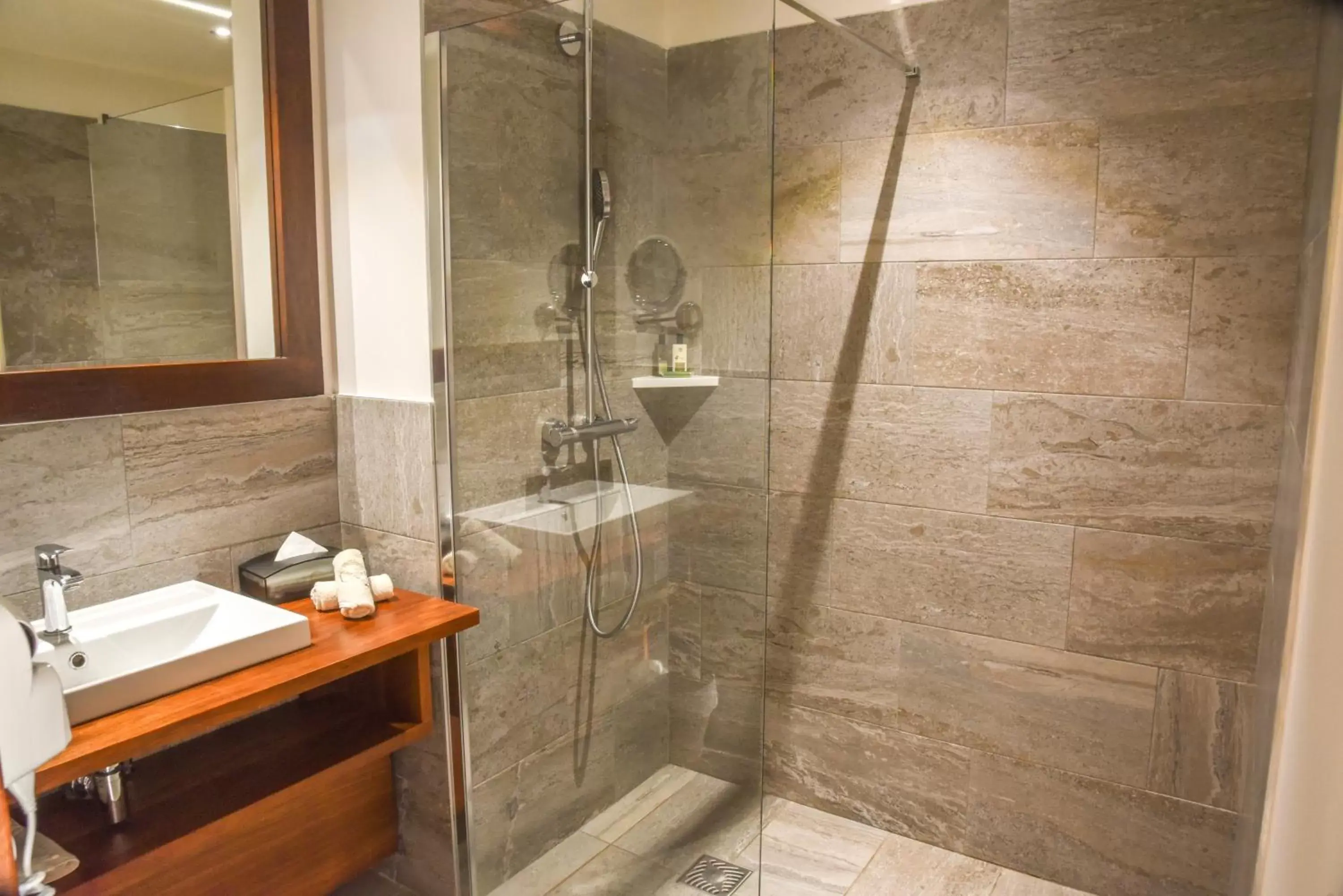 Shower, Bathroom in Le Battant Des Lames