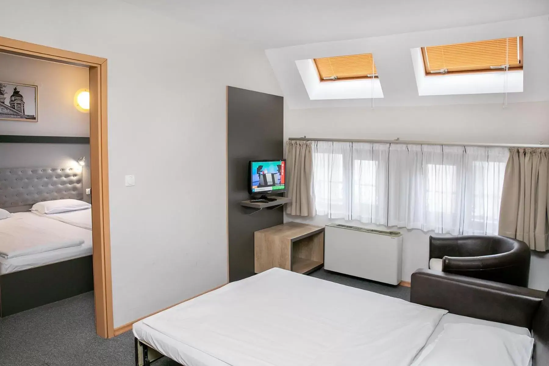 Bed, TV/Entertainment Center in Hotel Niky