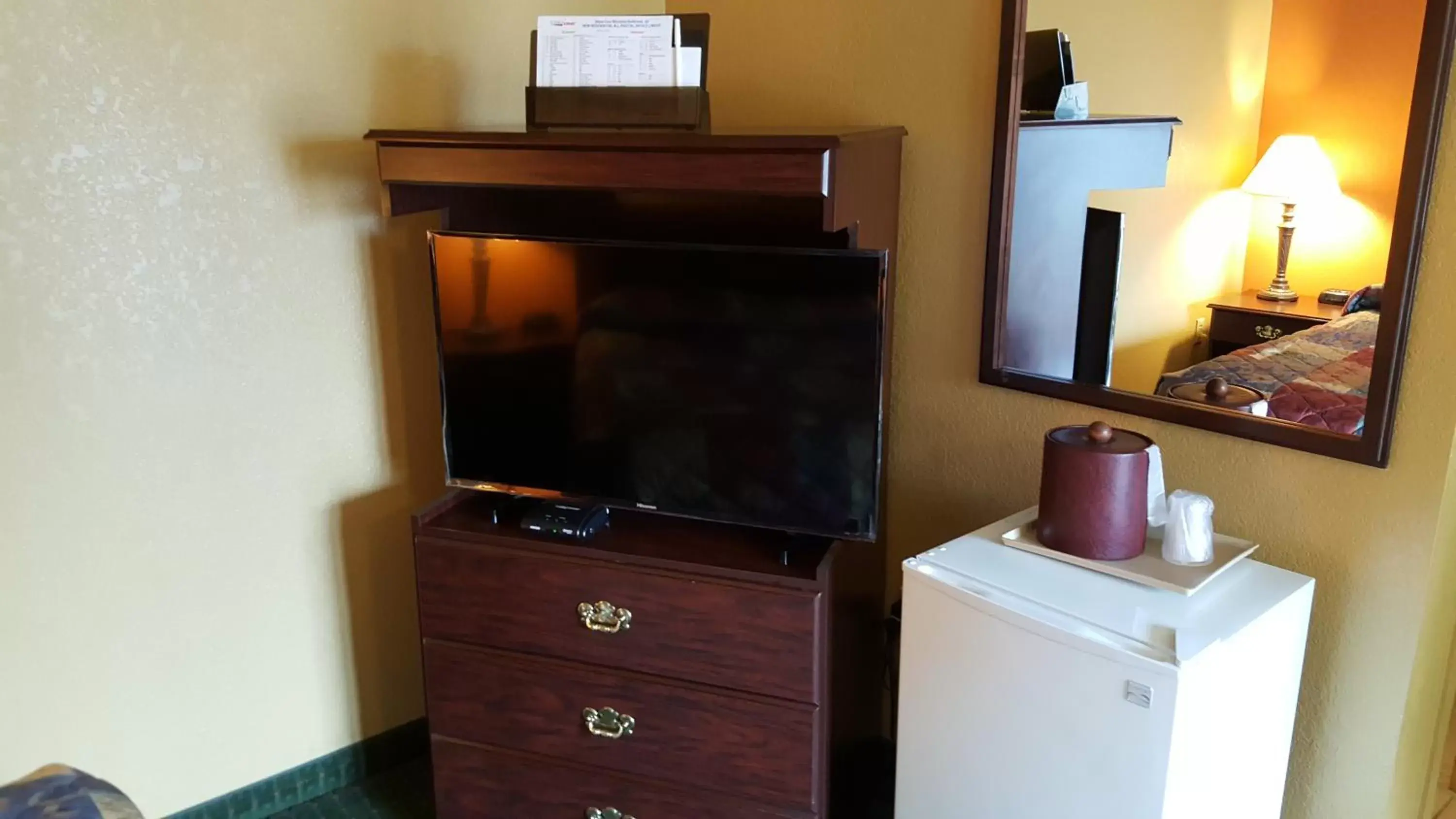 TV/Entertainment Center in The KC Motel Show Low