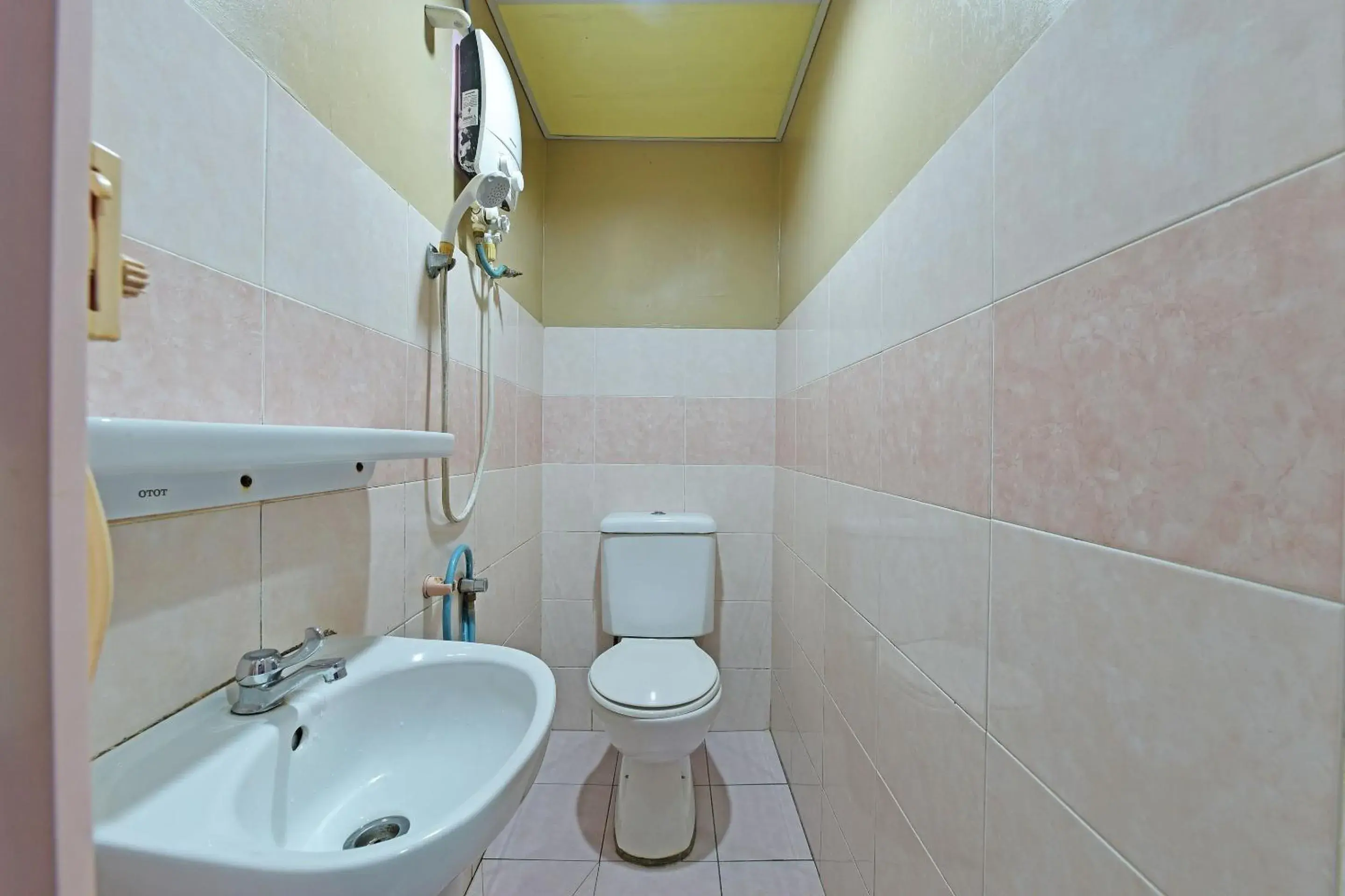 Bathroom in OYO 90846 Hotel Akasia
