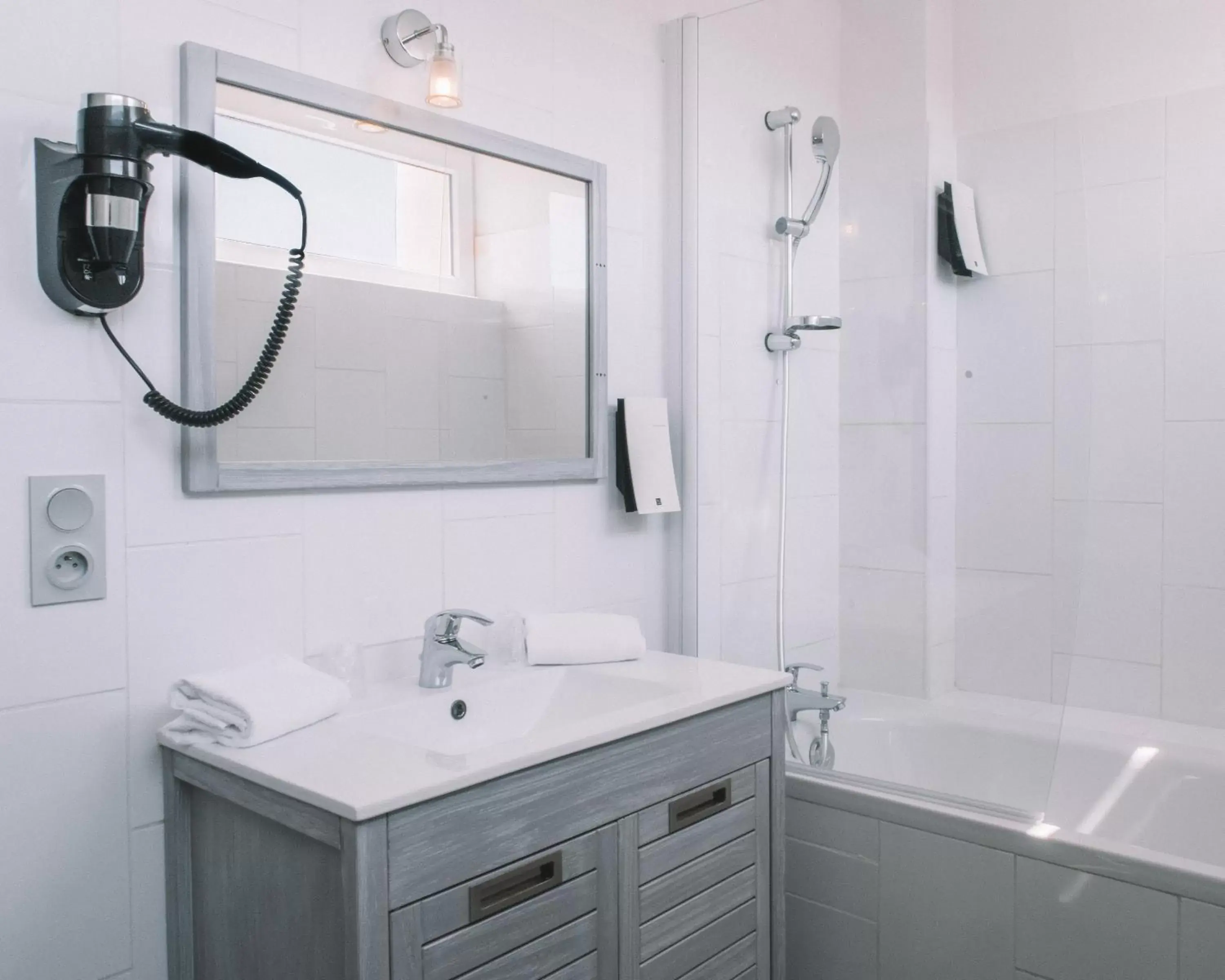 Bathroom in Best Western Hôtel des Thermes - Balaruc les Bains Sète