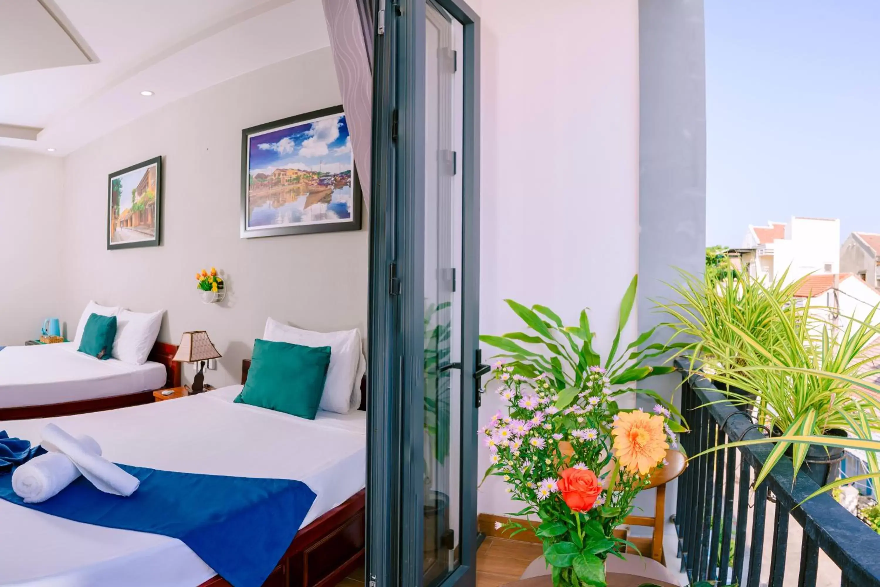 Deluxe Triple Room - single occupancy in Vinh Khang Homestay Deluxe Triple Room - single occupancy in Vinh Khang Homestay
