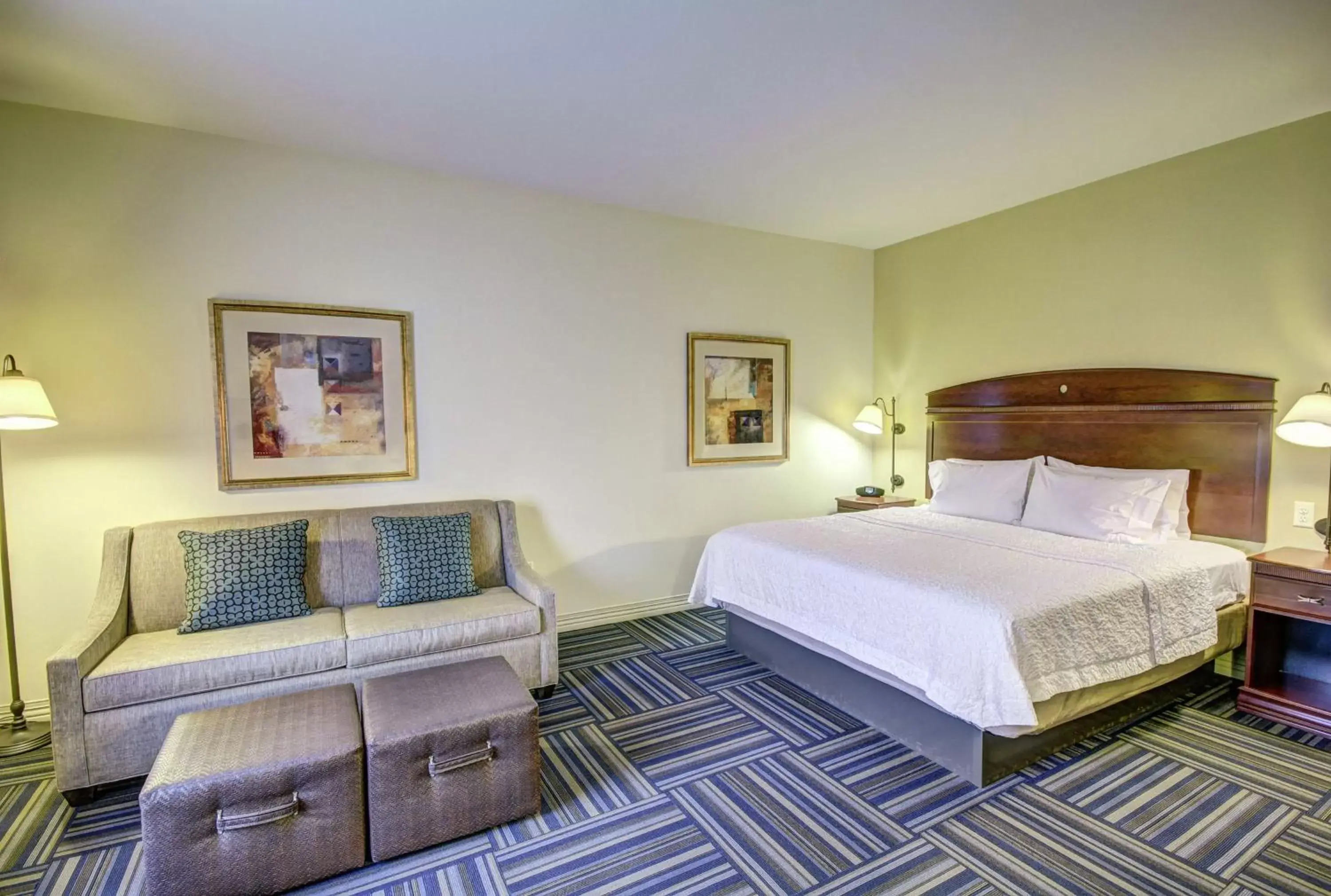 Living room, Bed in Hampton Inn and Suites Alexandria