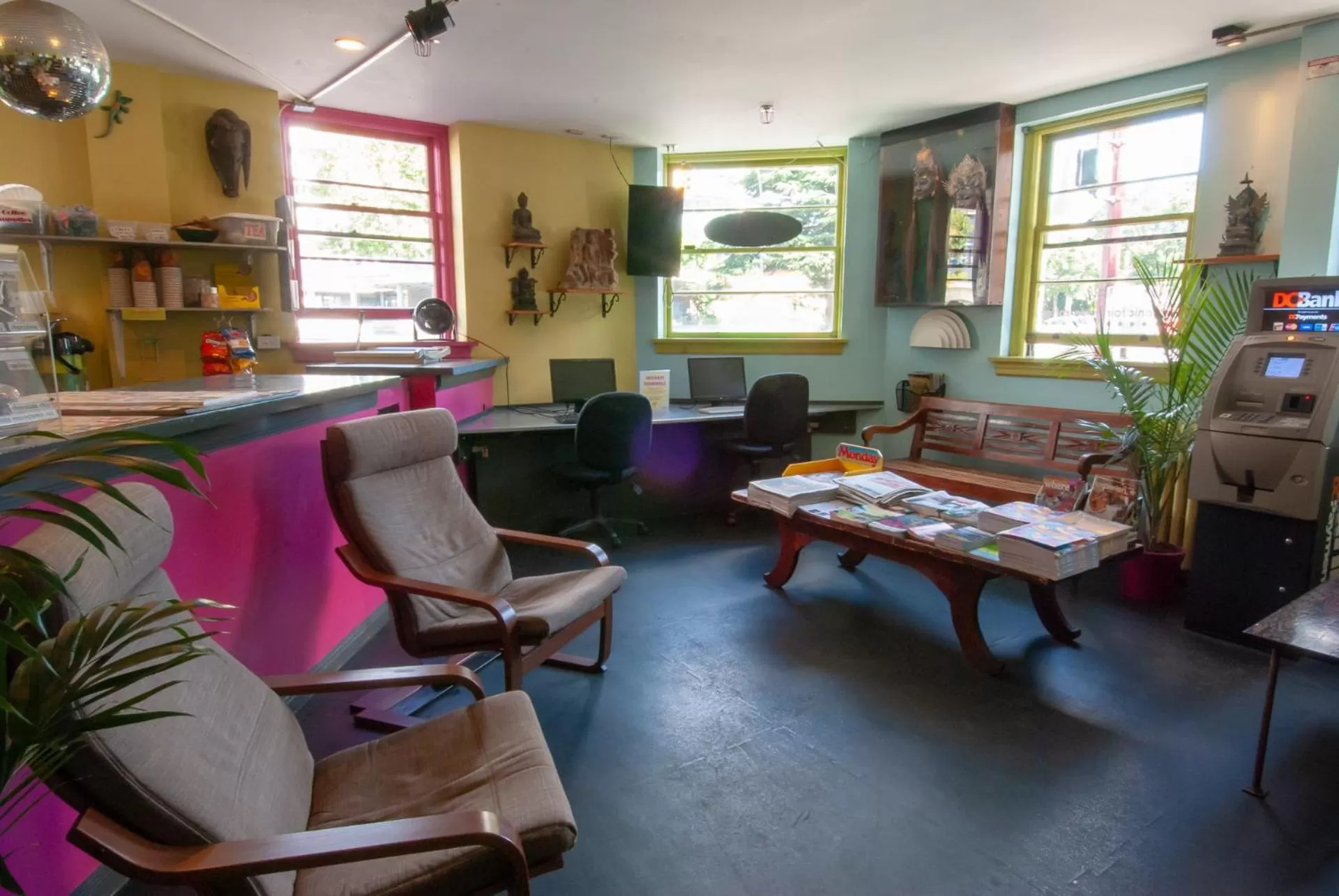 Living room in Ocean Island Inn | Backpackers | Suites