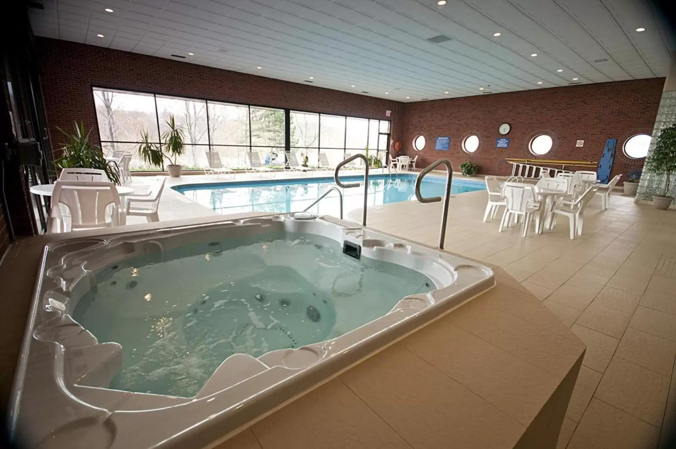 Hot Tub, Swimming Pool in Visitor's Inn
