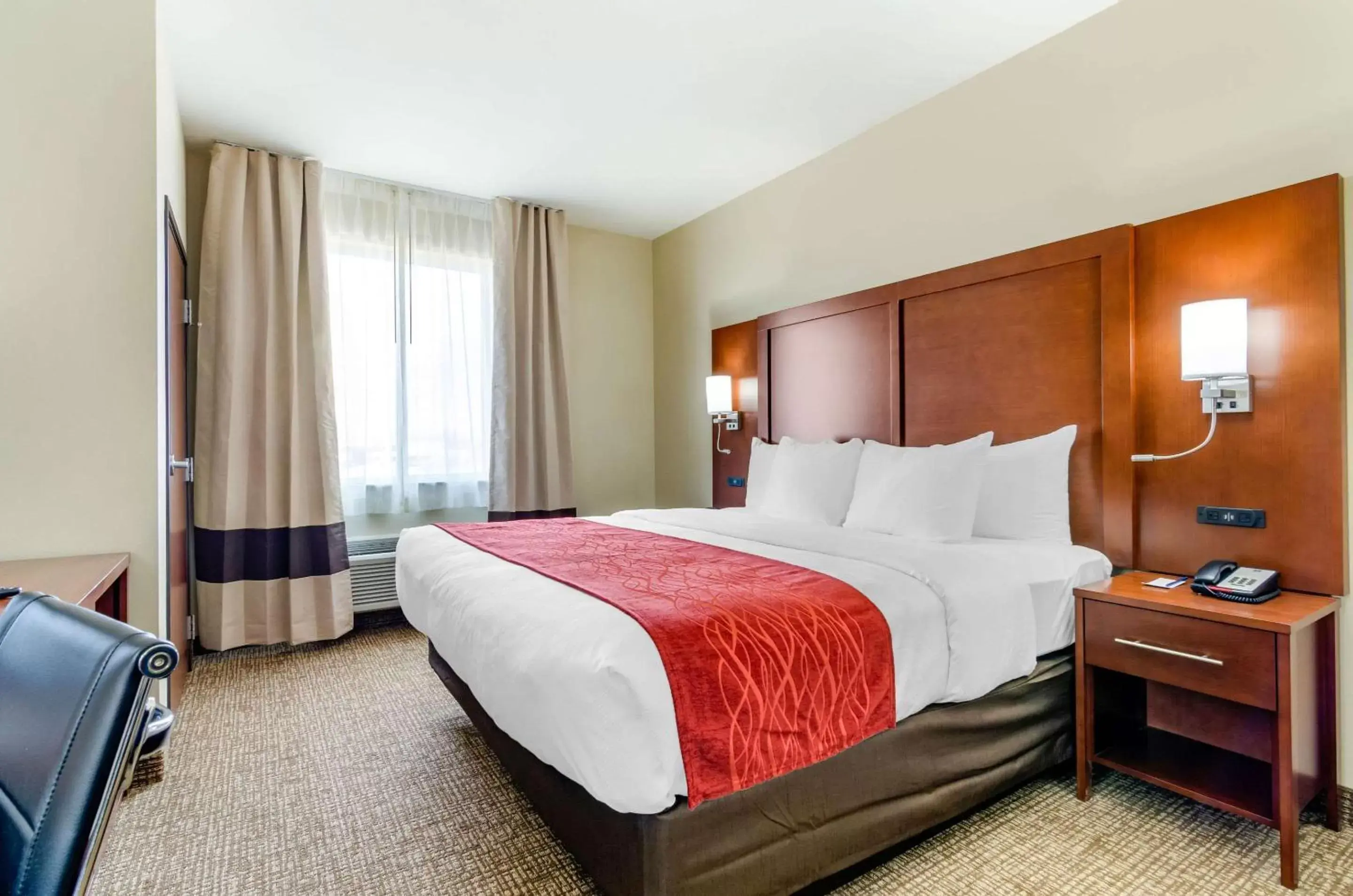 Photo of the whole room, Bed in Comfort Inn & Suites Salina North