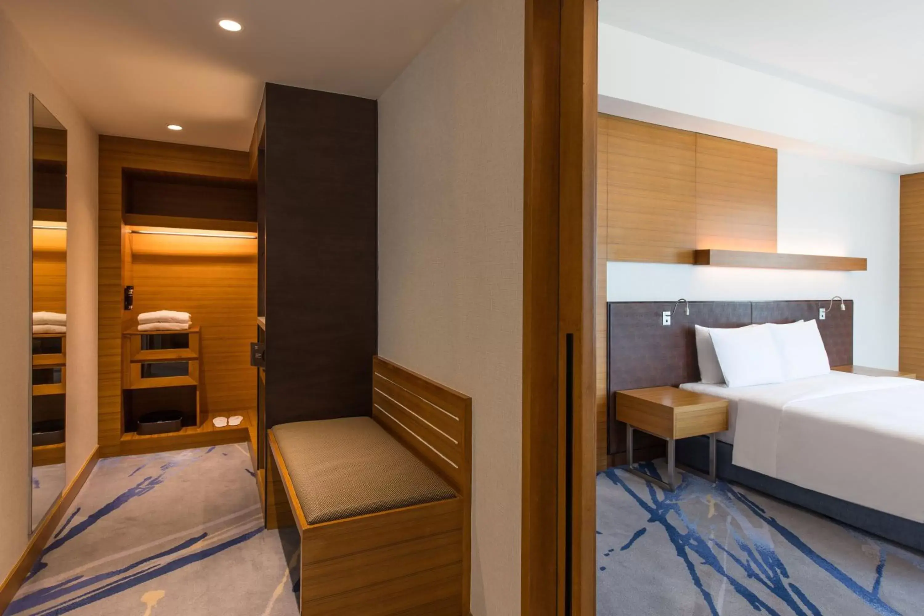 wardrobe, Bed in Radisson Blu Cebu