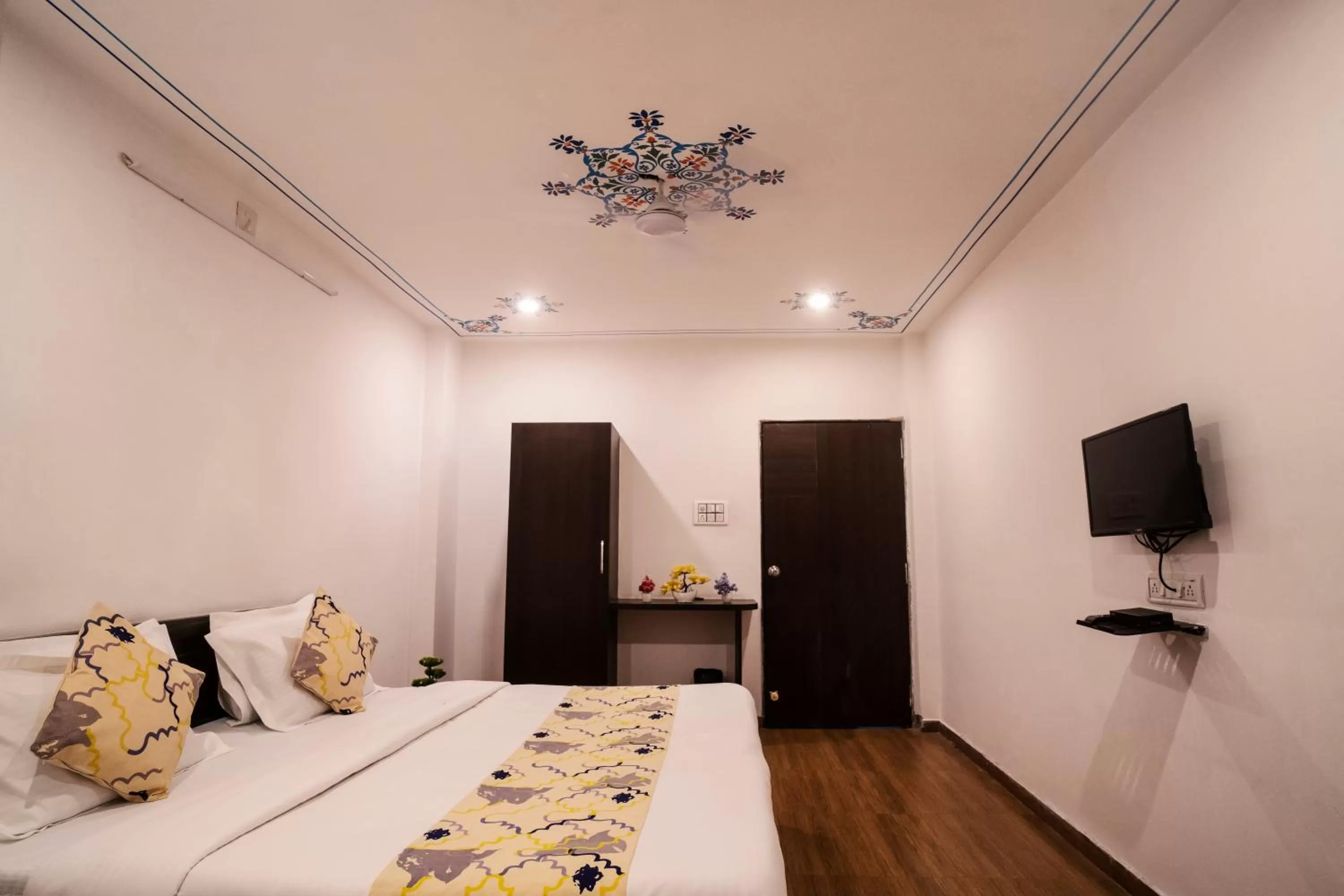 TV and multimedia, Bed in Tripli Hotels Arunoday Palace