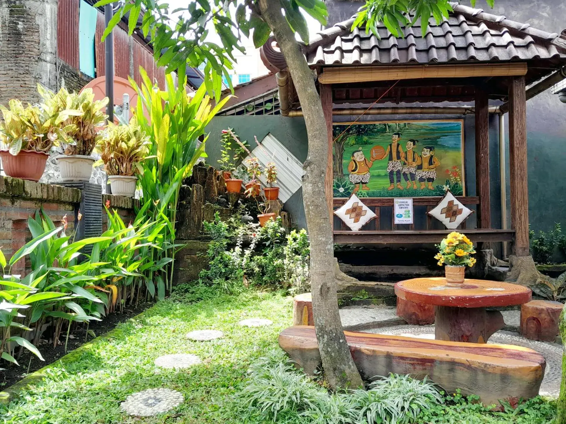 Garden in Ngampilan Backpacker Hostel