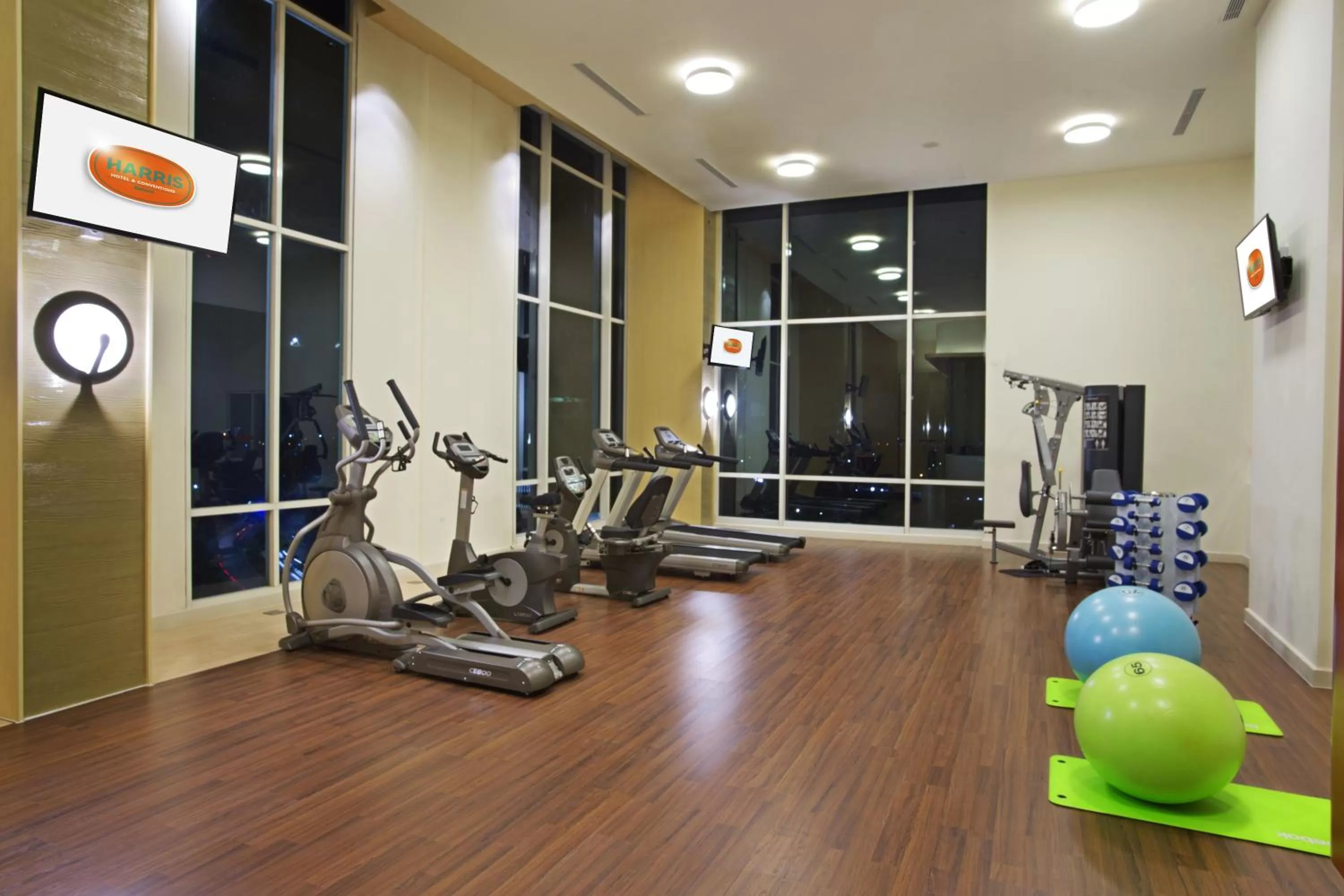 Fitness centre/facilities in HARRIS Hotel & Conventions Bekasi