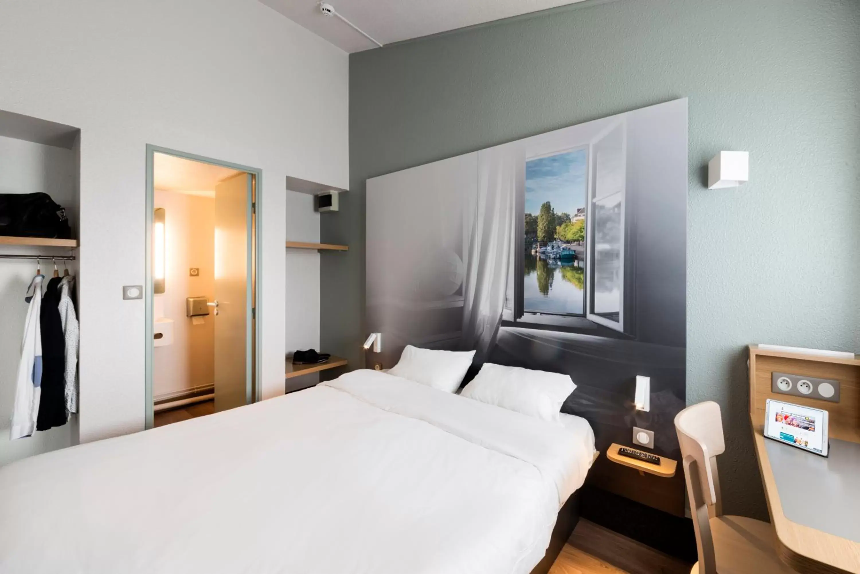 Bedroom, Bed in B&B HOTEL Nantes Parc Expos La Chapelle