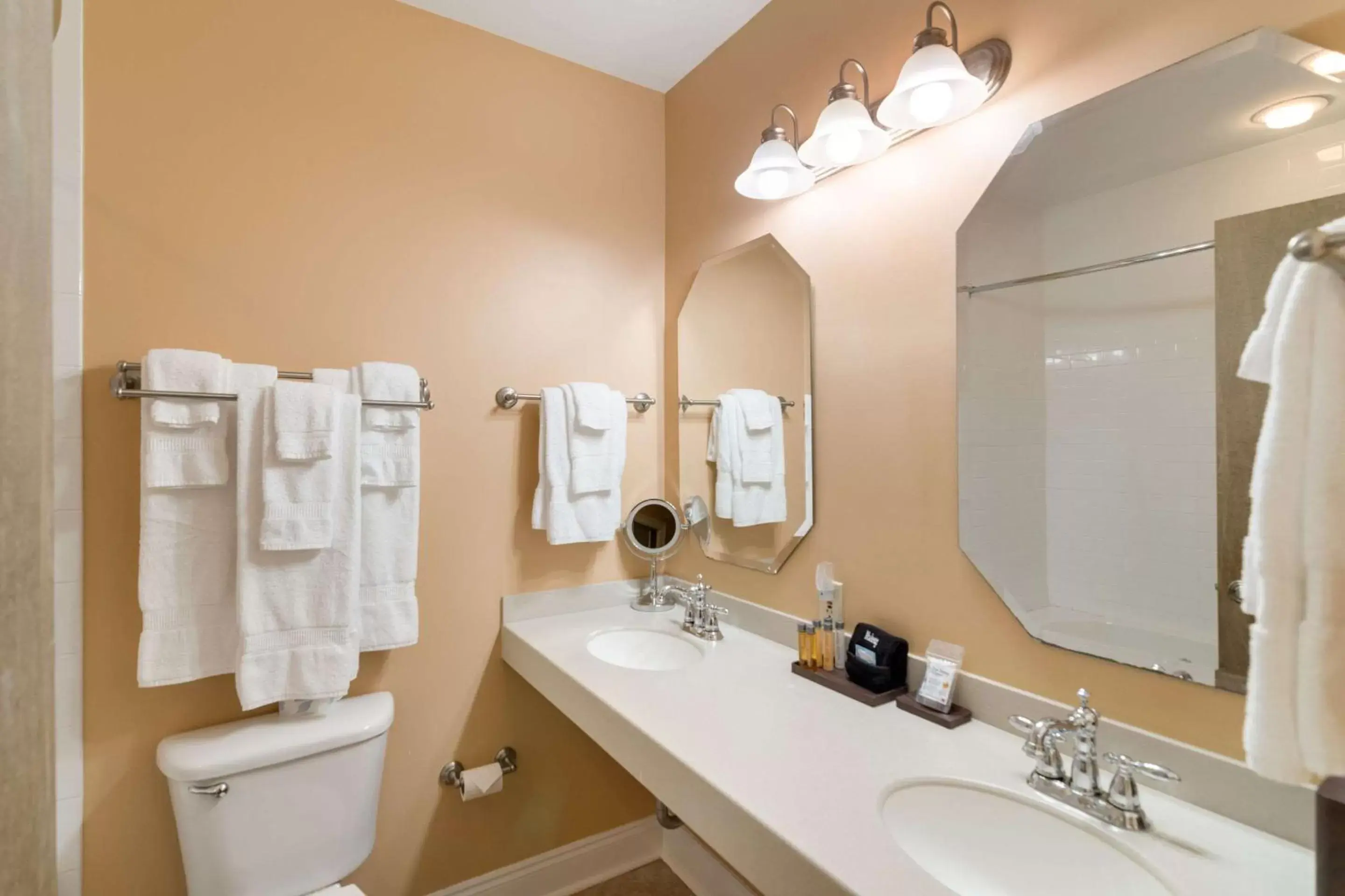 Photo of the whole room, Bathroom in The Port Inn and Cottages, Ascend Hotel Collection