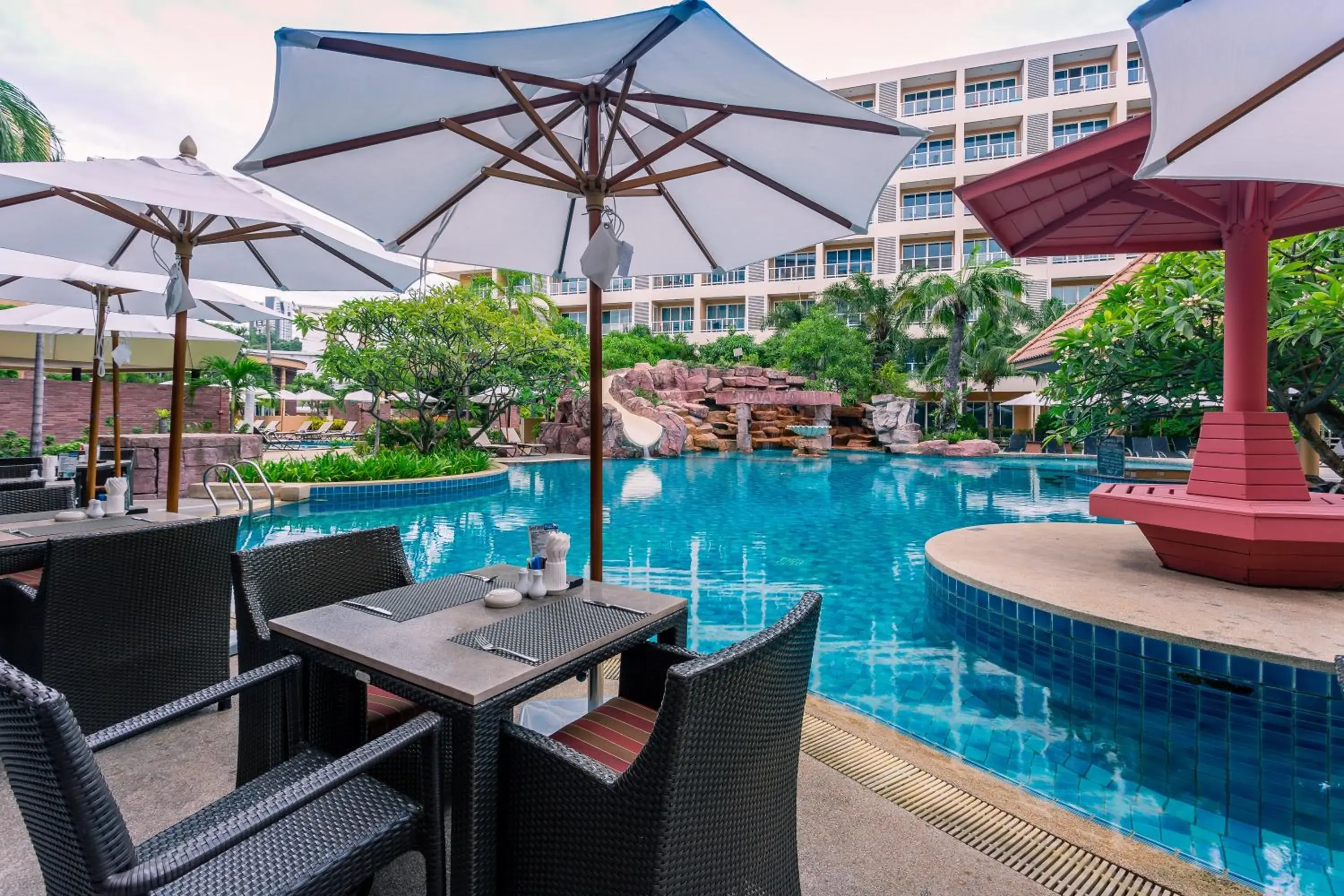 Restaurant/places to eat, Patio/Outdoor Area in Nova Platinum Hotel