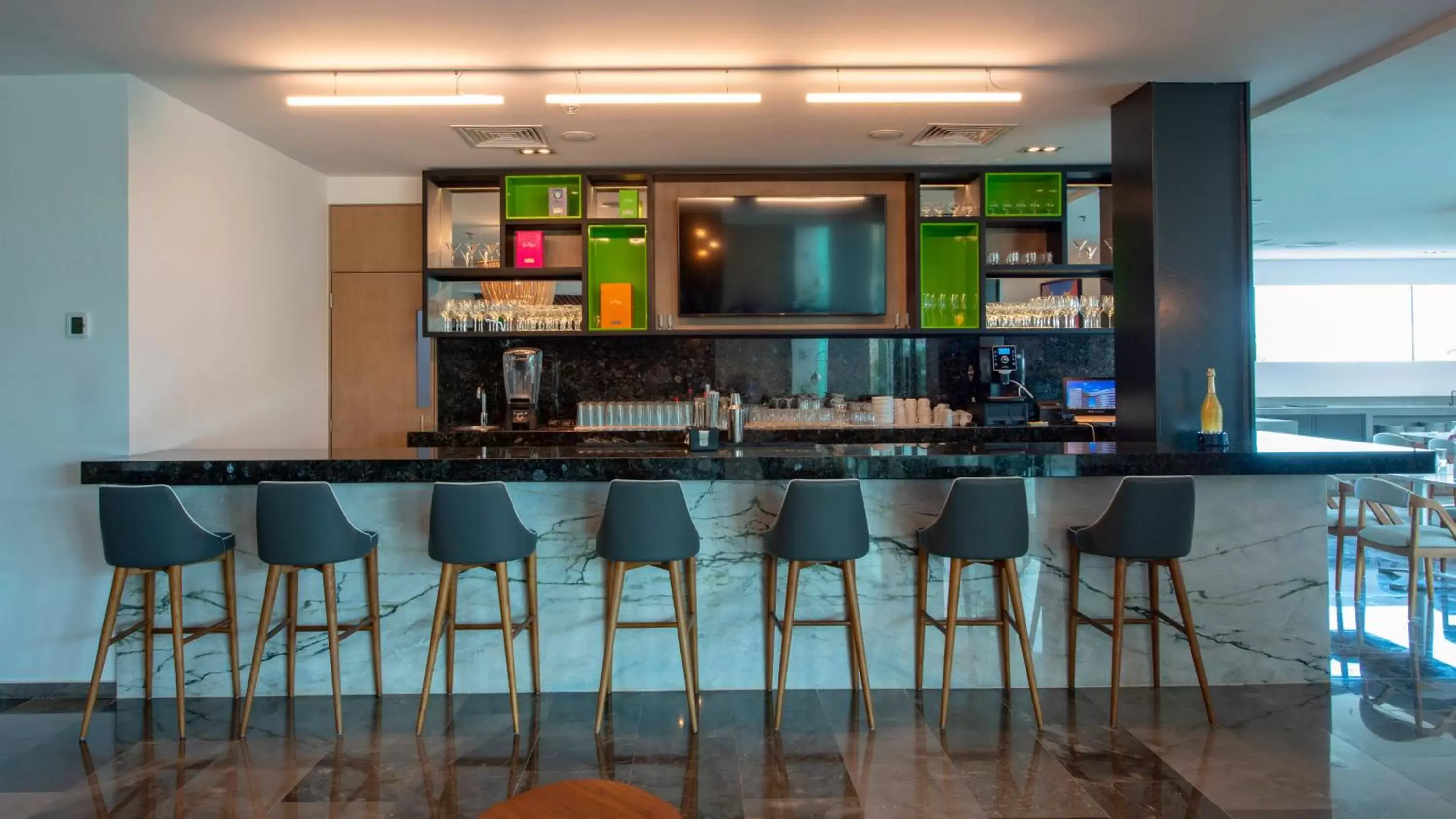 Lounge or bar, Lounge/Bar in Holiday Inn & Suites - Merida La Isla, an IHG Hotel