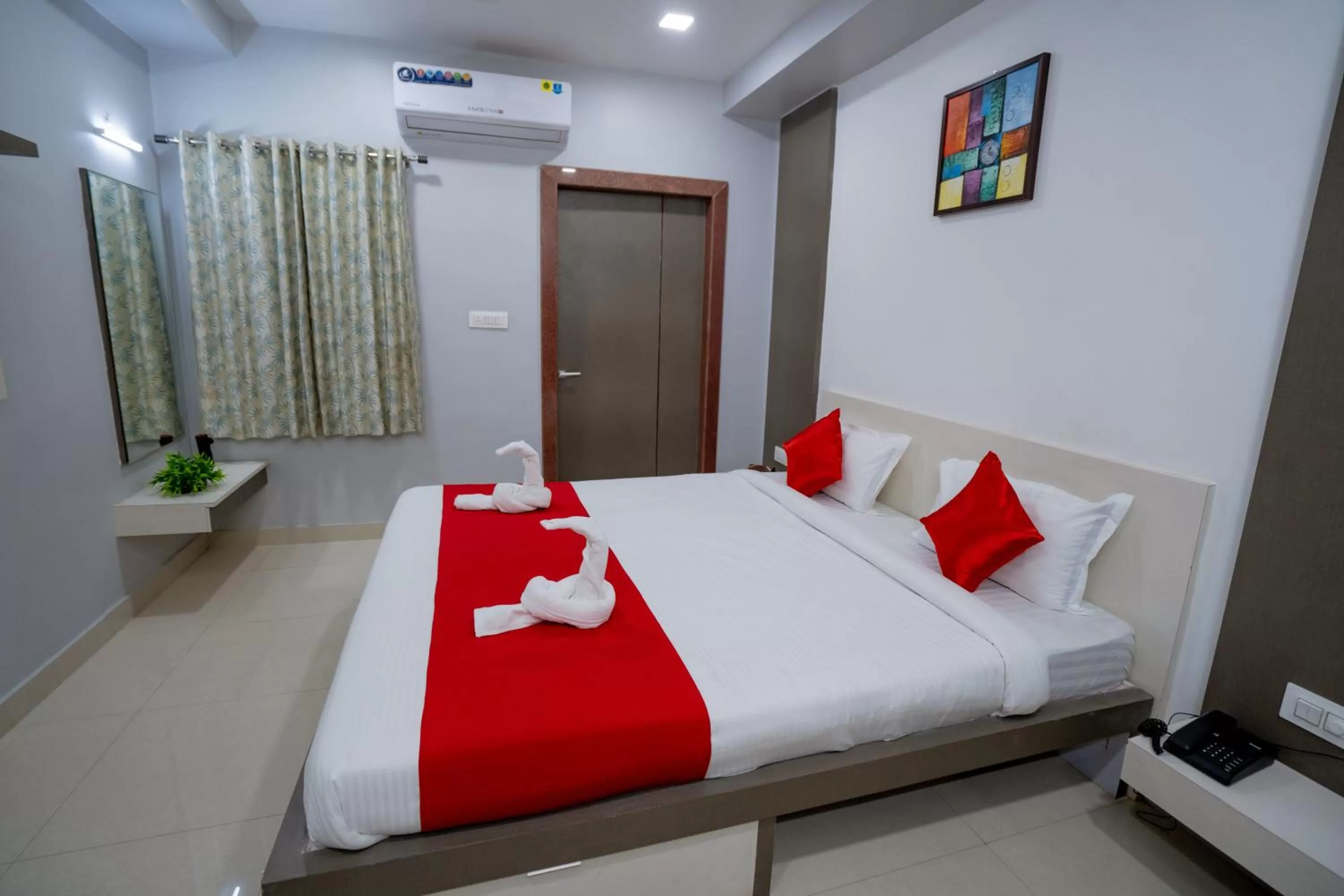 View (from property/room), Bed in Hotel Silver Cloud