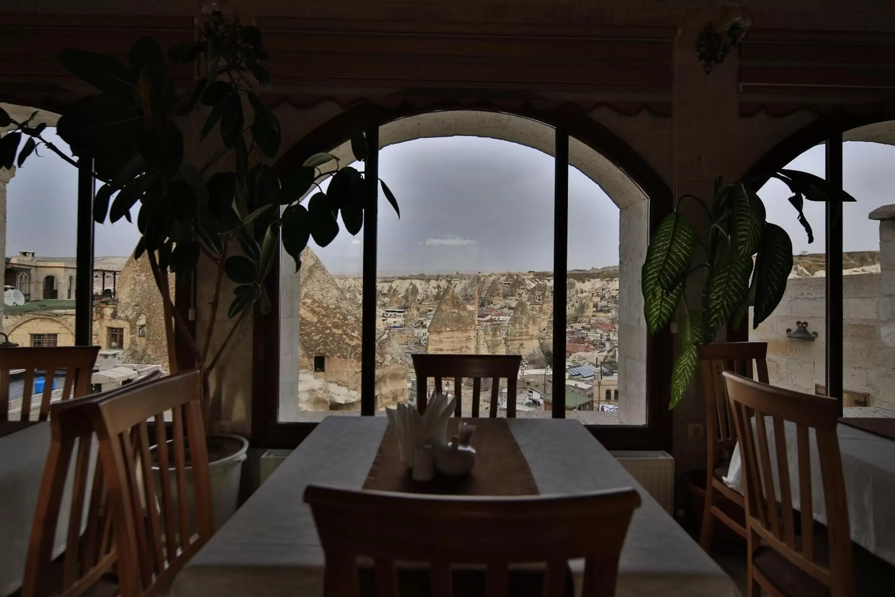 Restaurant/places to eat in Harman Cave Hotel